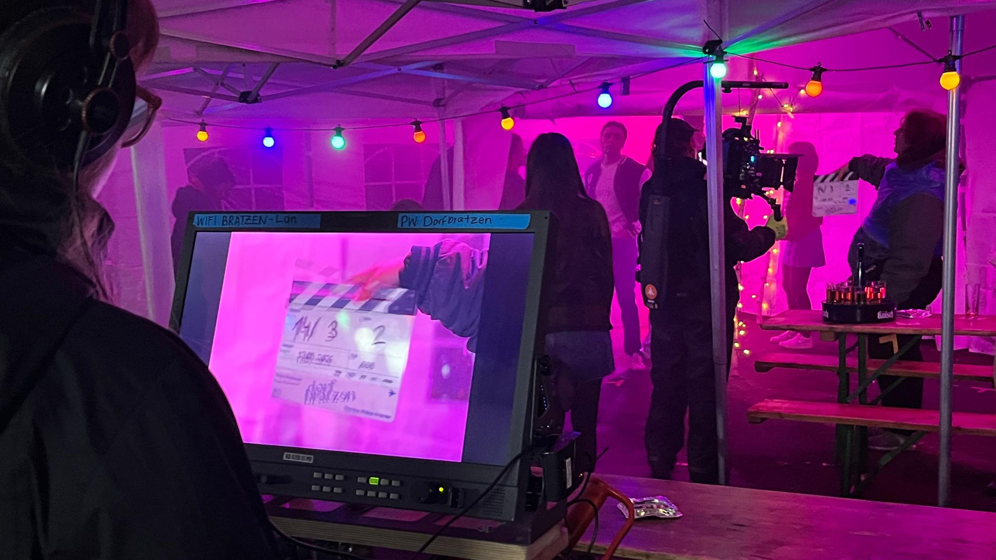 Auf einem Monitor verfolgt Theresa Kramer, was Roya Ghanavati mit ihrer Kamera einfängt.