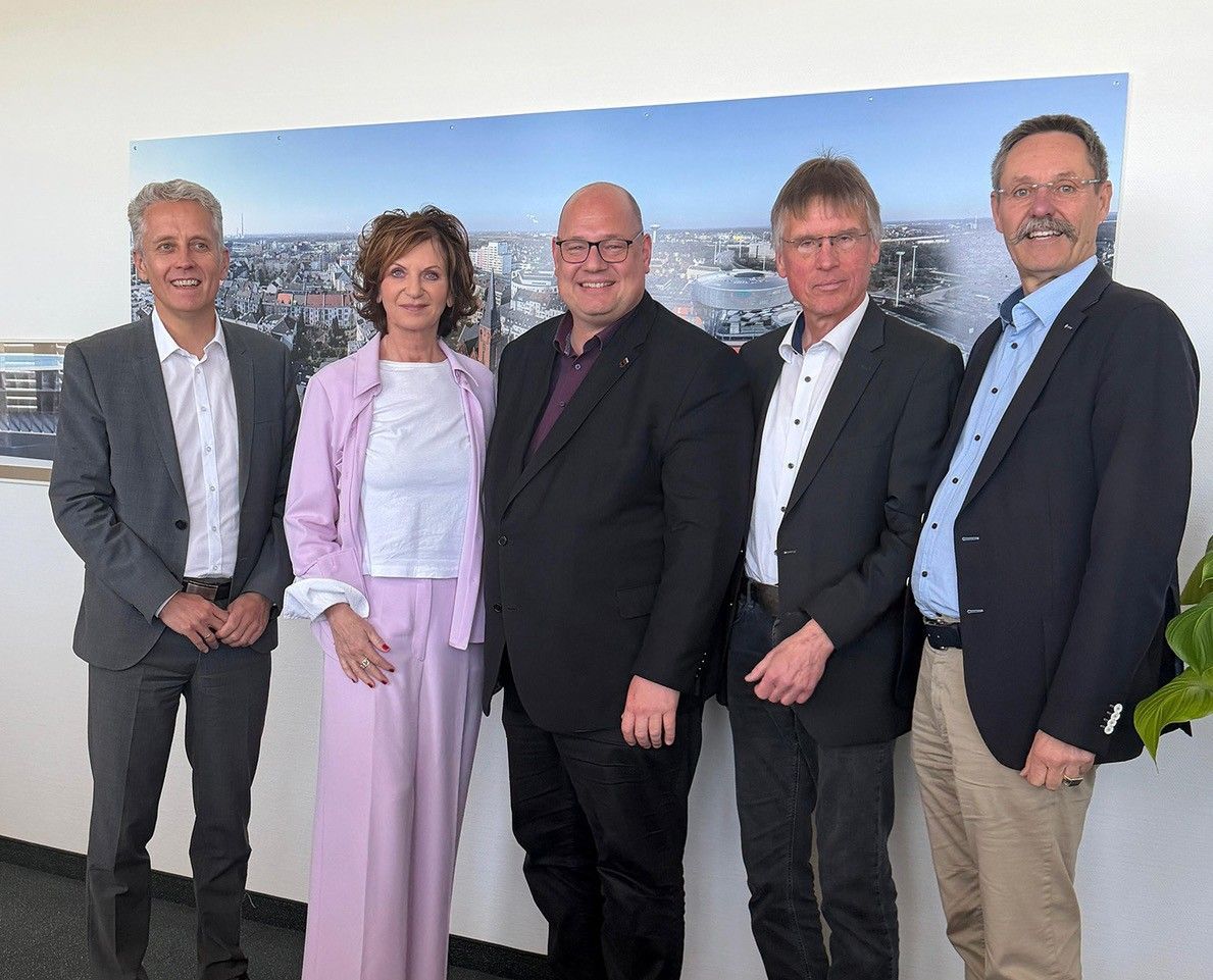 Oberbürgermeister Stefan Hebbel (M) mit den Sprechern des Wirtschaftsforums
