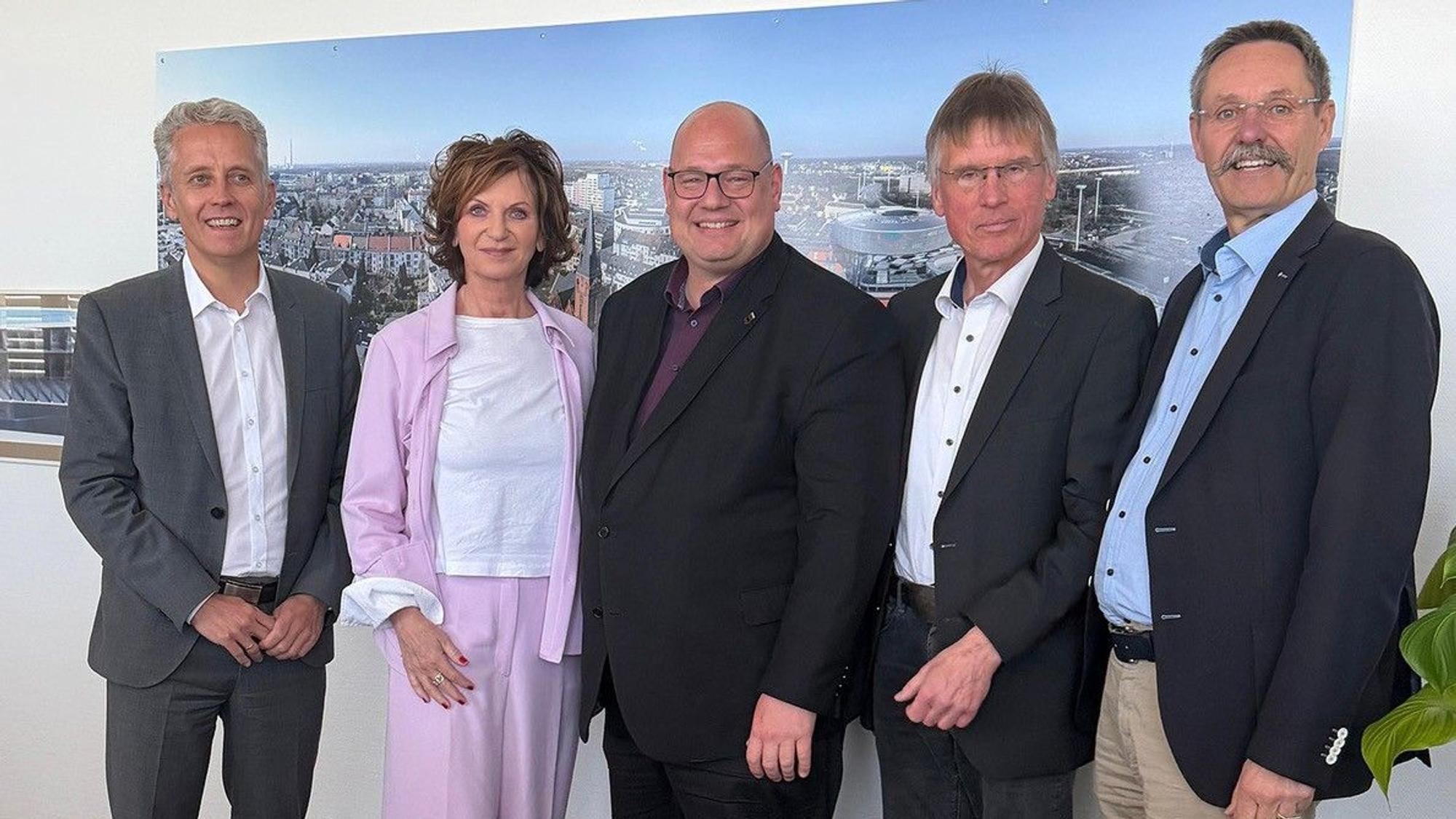 Oberbürgermeister Stefan Hebbel (M) mit den Sprechern des Wirtschaftsforums