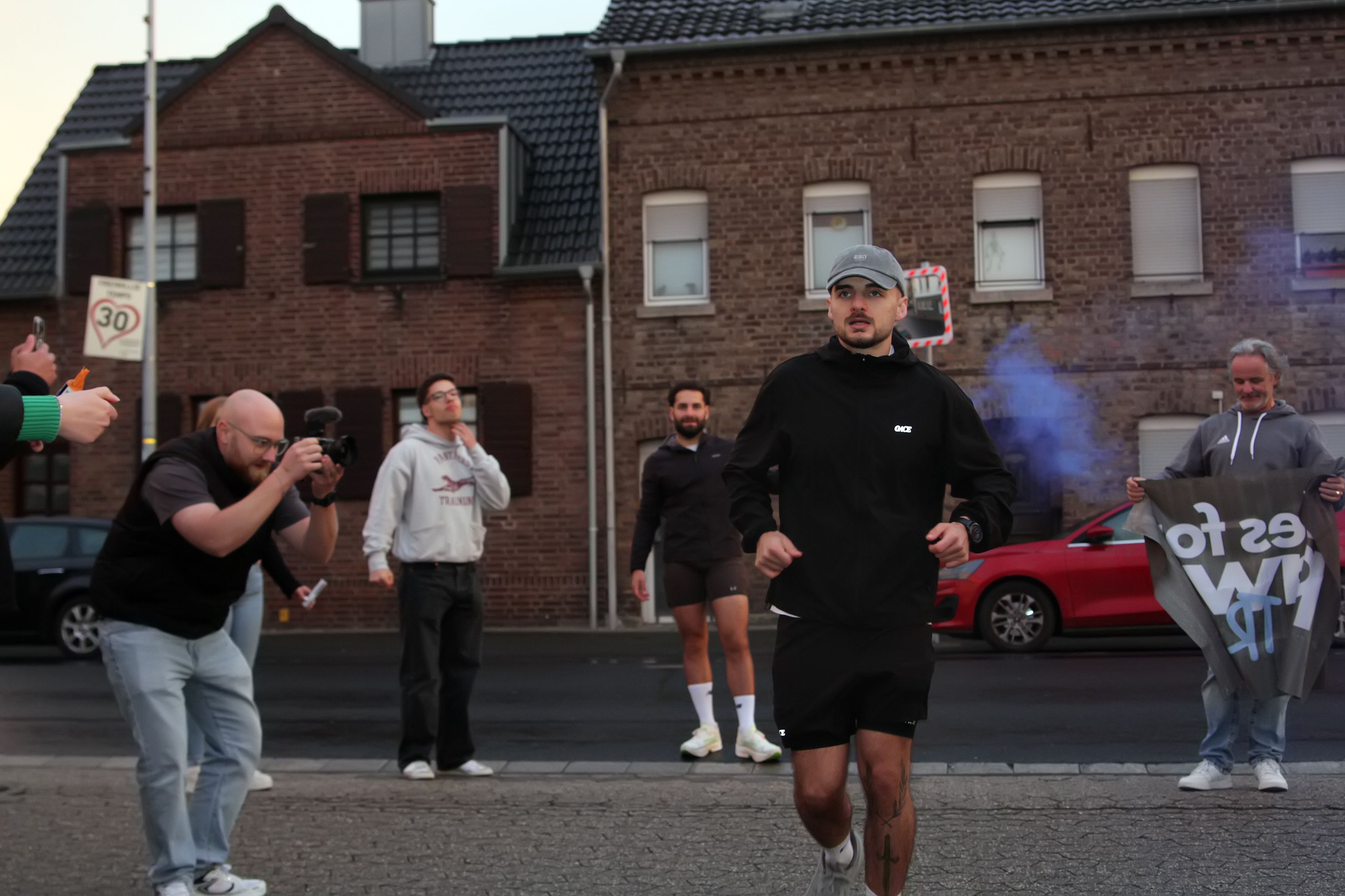 Das Foto zeigt einen Läufer, der gefilmt wird.