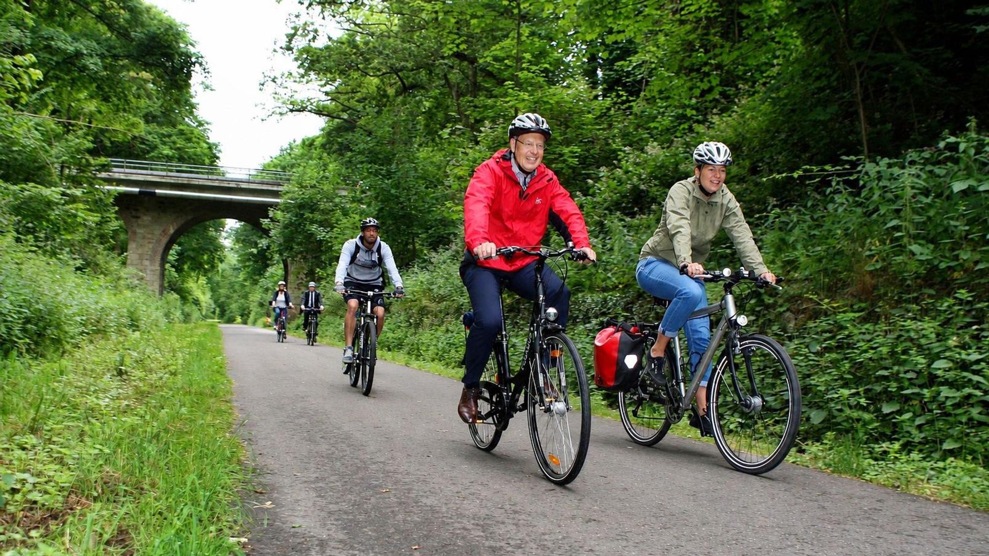 Fahrradfahrer fahren auf der Balkantrasse bei Wermelskirchen im Rheinisch-Bergischen Kreis.