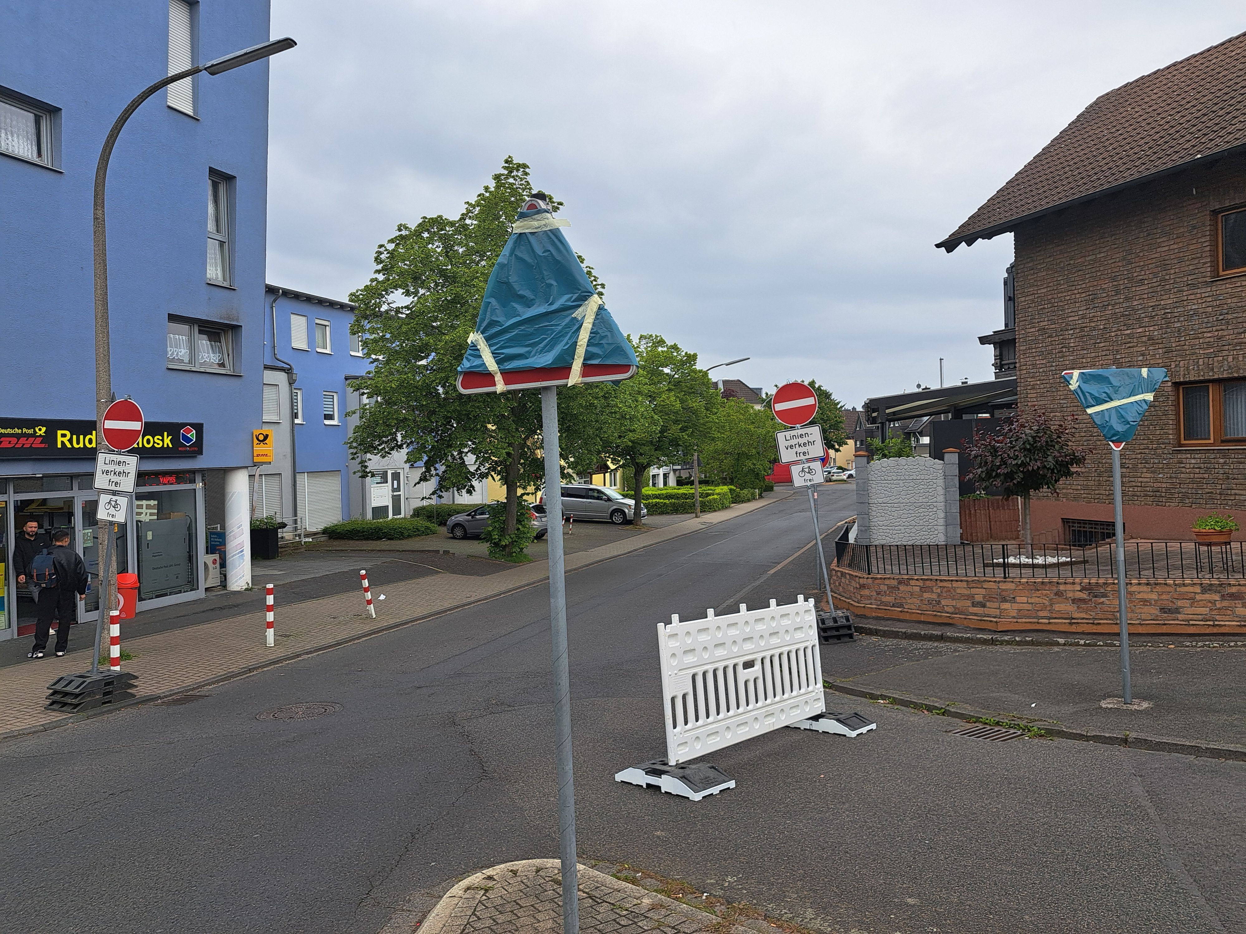 Beim Verkehrsversuch in Niederkassel-Ranzel wurden mehrere Straßen zu Einbahnstraßen gemacht. Das stößt auf Kritik.