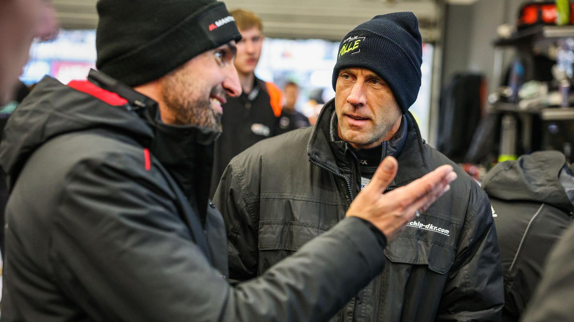 Das Bild zeigt die beiden Obengenannten im Gespräch.