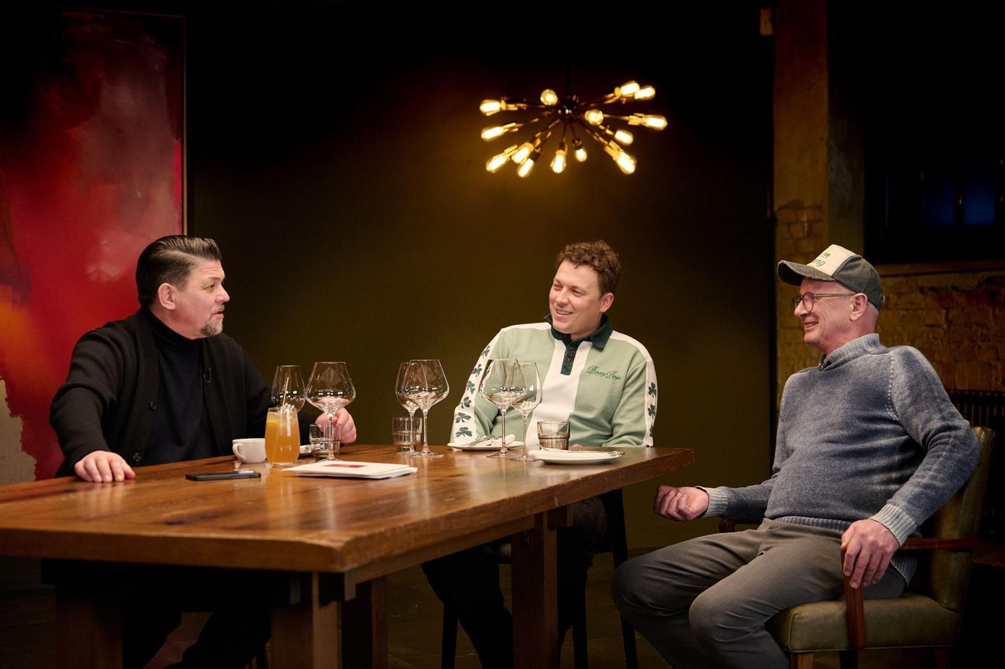 Tim Mälzer tritt gegen Philip und Helmut Rachinger an. (Bild: RTL / Henning Kretschmer)