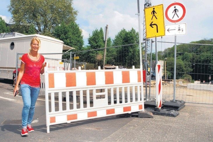 Ordnungsamtsleiterin Ute Unrau bring eine Warnbake vor der Einfahrt zum Parkplatz am Bergisch Gladbacher Stadthaus in Stellung.
