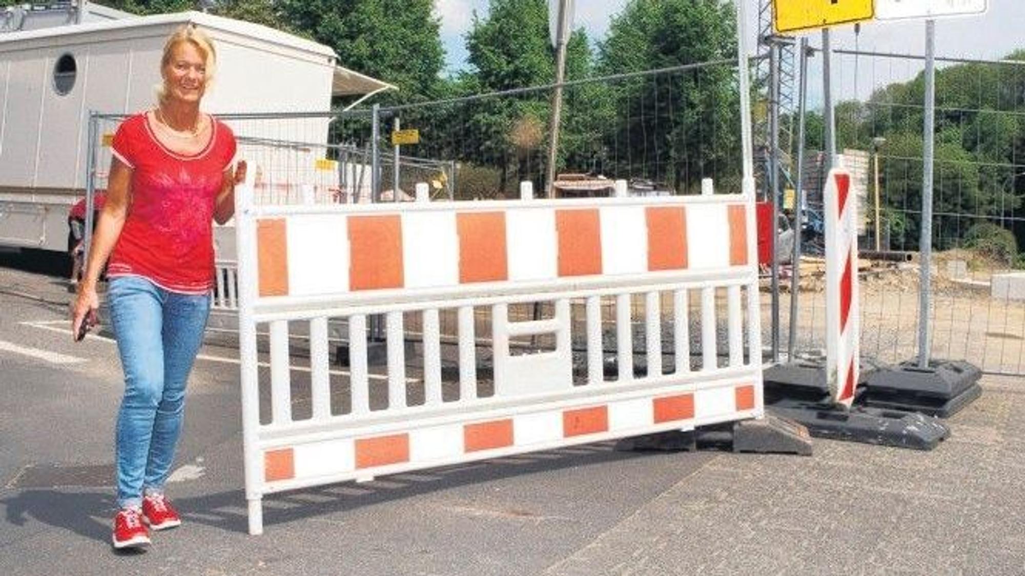 Ordnungsamtsleiterin Ute Unrau bring eine Warnbake vor der Einfahrt zum Parkplatz am Bergisch Gladbacher Stadthaus in Stellung.
