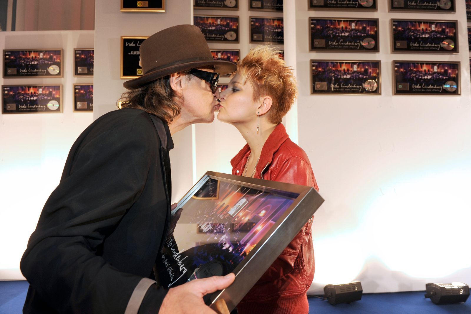 Küsschen für die Freundin: Udo Lindenberg und Tine Acke bei der Platinverleihung für sein „MTV Unplugged“ 2012.  (Bild: Christian Augustin/Getty Images)