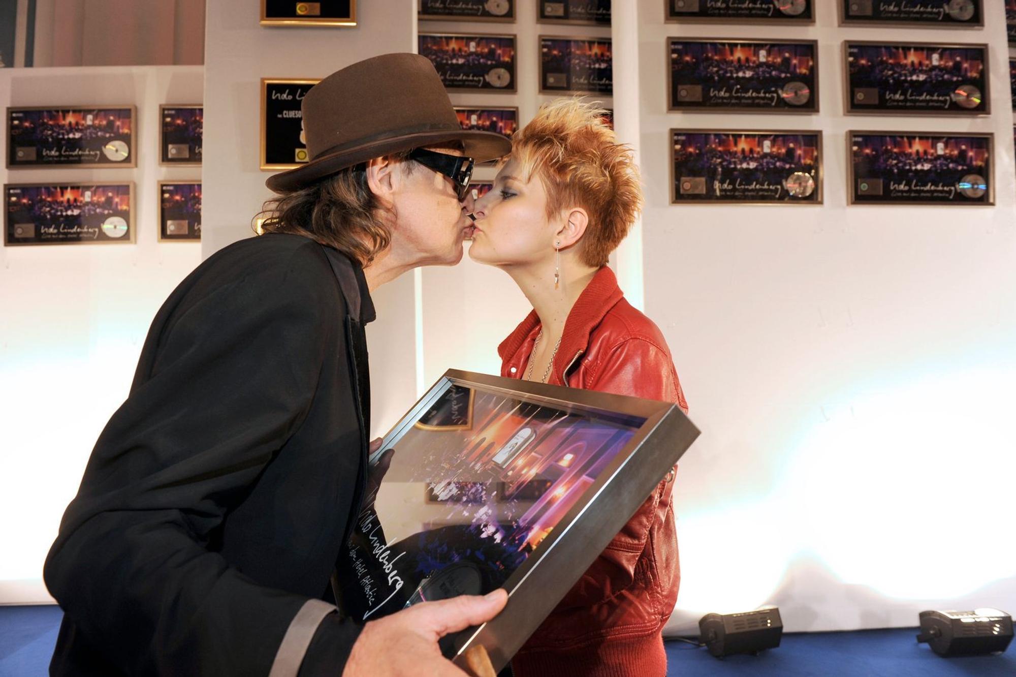 Küsschen für die Freundin: Udo Lindenberg und Tine Acke bei der Platinverleihung für sein „MTV Unplugged“ 2012. (Bild: Christian Augustin/Getty Images)