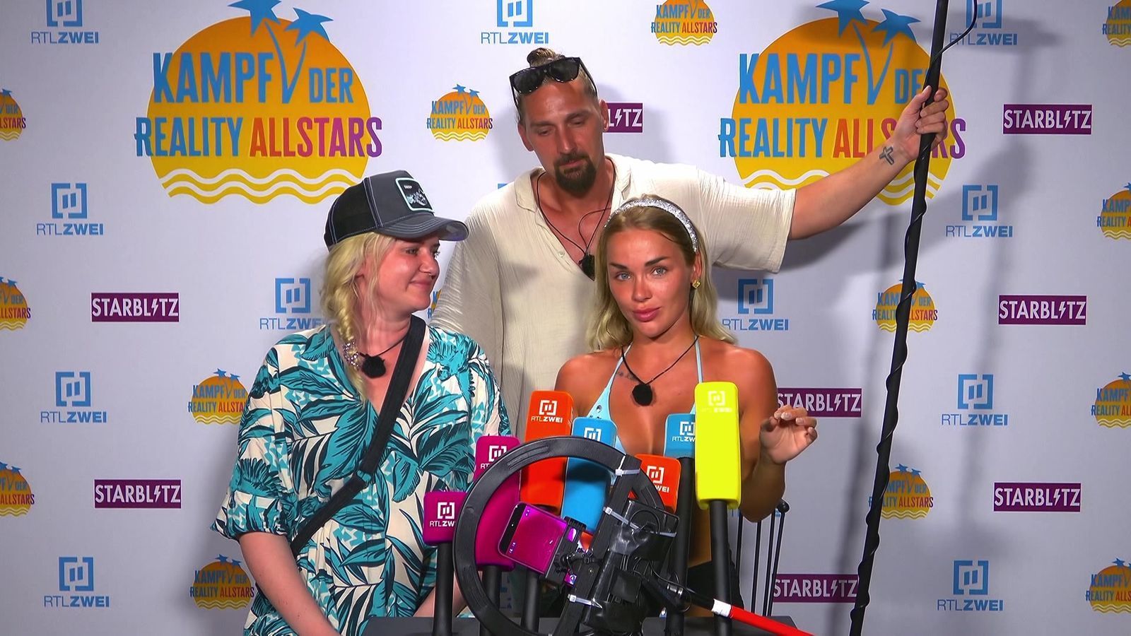 Emmy und ihr „Kamerateam“ Sarah (links) und Sandy (hinten) (Bild: RTLZWEI)