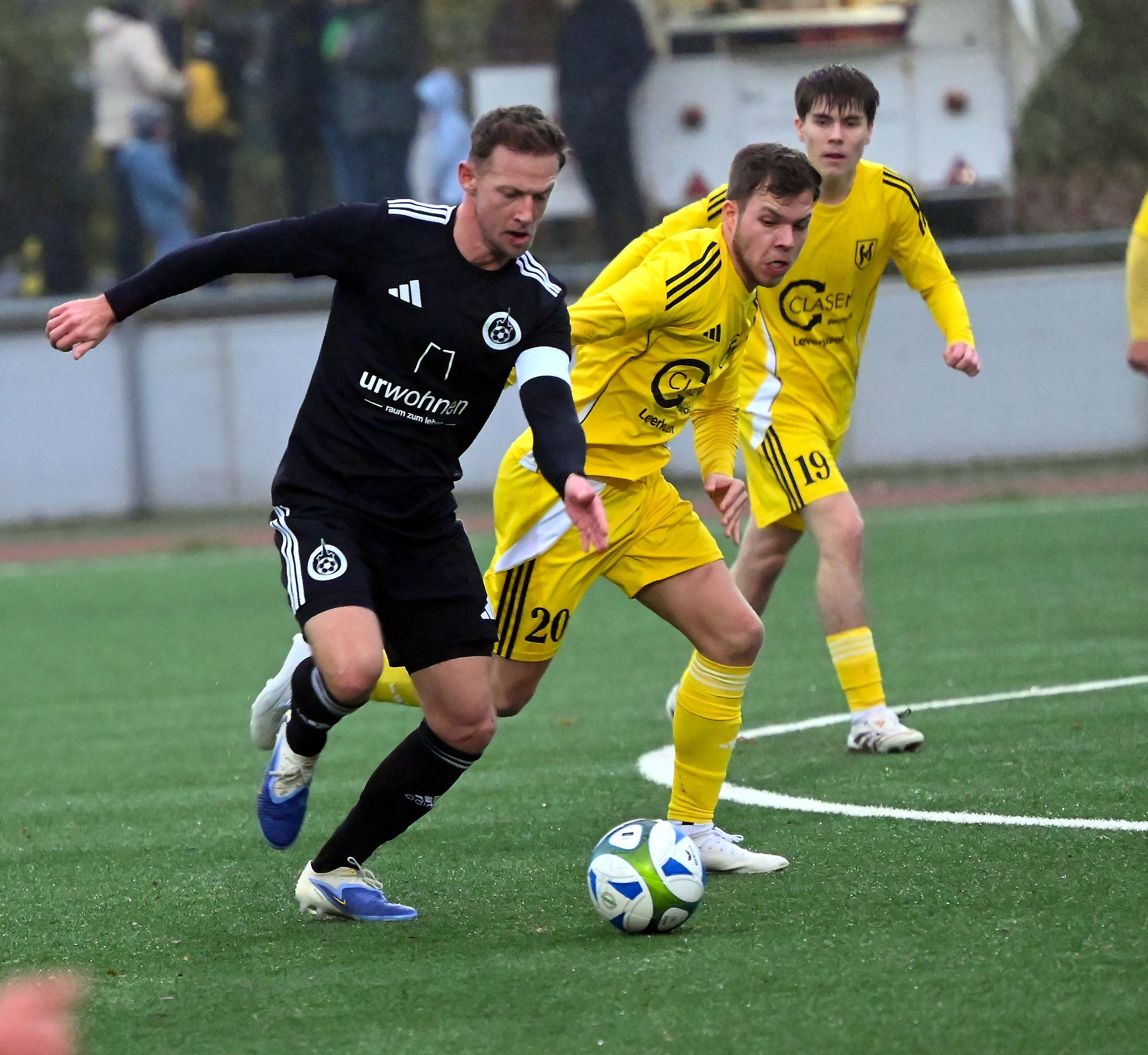 16.11.2025, Fussball S V Schlebusch-GW Brauweiler

links: Nick Brisevac (Brauweiler)
rechts : Maurice Mayer (Schlebusch)

Foto: Uli Herhaus