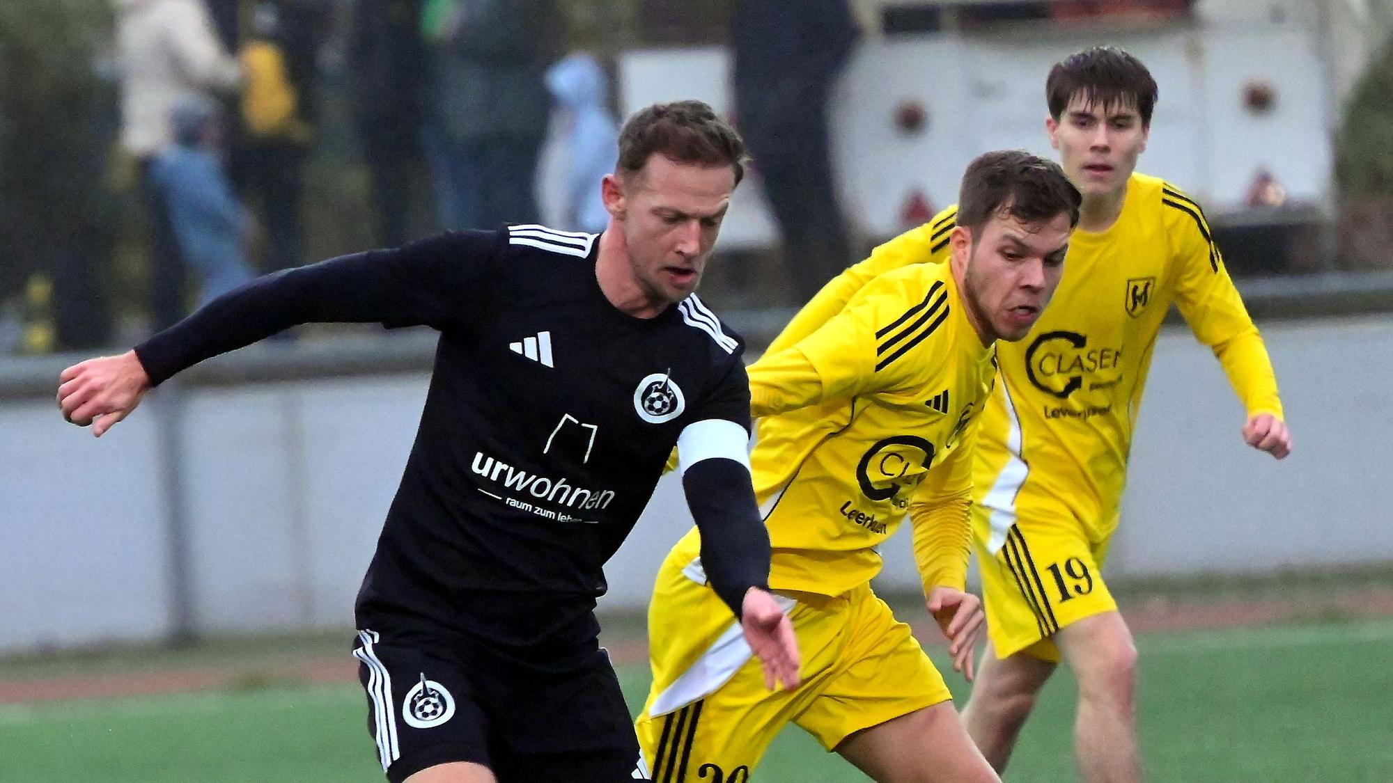 16.11.2025, Fussball S V Schlebusch-GW Brauweiler
links: Nick Brisevac (Brauweiler)
rechts : Maurice Mayer (Schlebusch)
Foto: Uli Herhaus