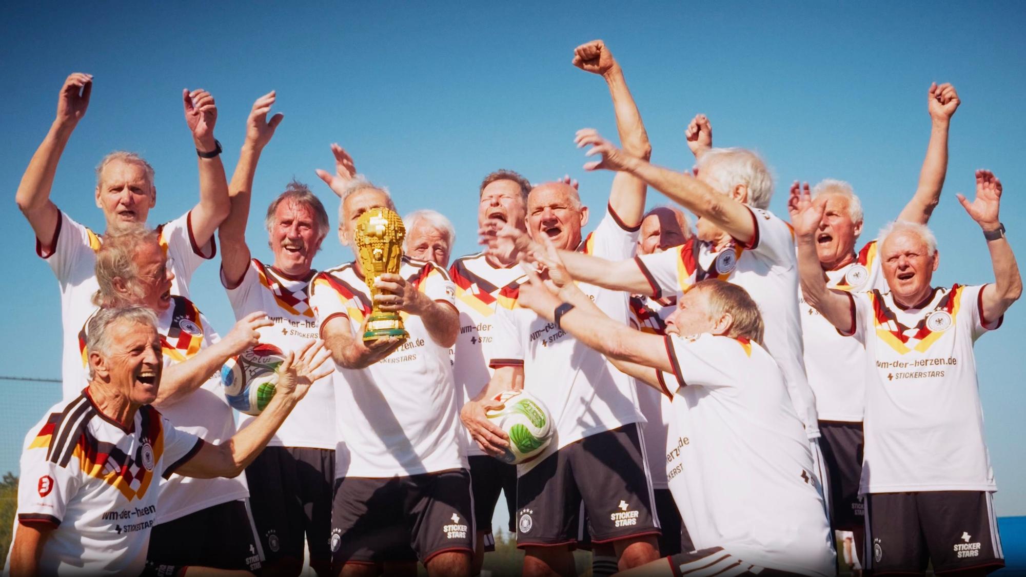 Die Fußball-Opas der Ü75 Nationalelf sind Weltmeister und wollen es im Oktober in Brisbane wieder tun: den Pott nach Deutschland holen. Volker Hofferbert kniet vorne rechts.