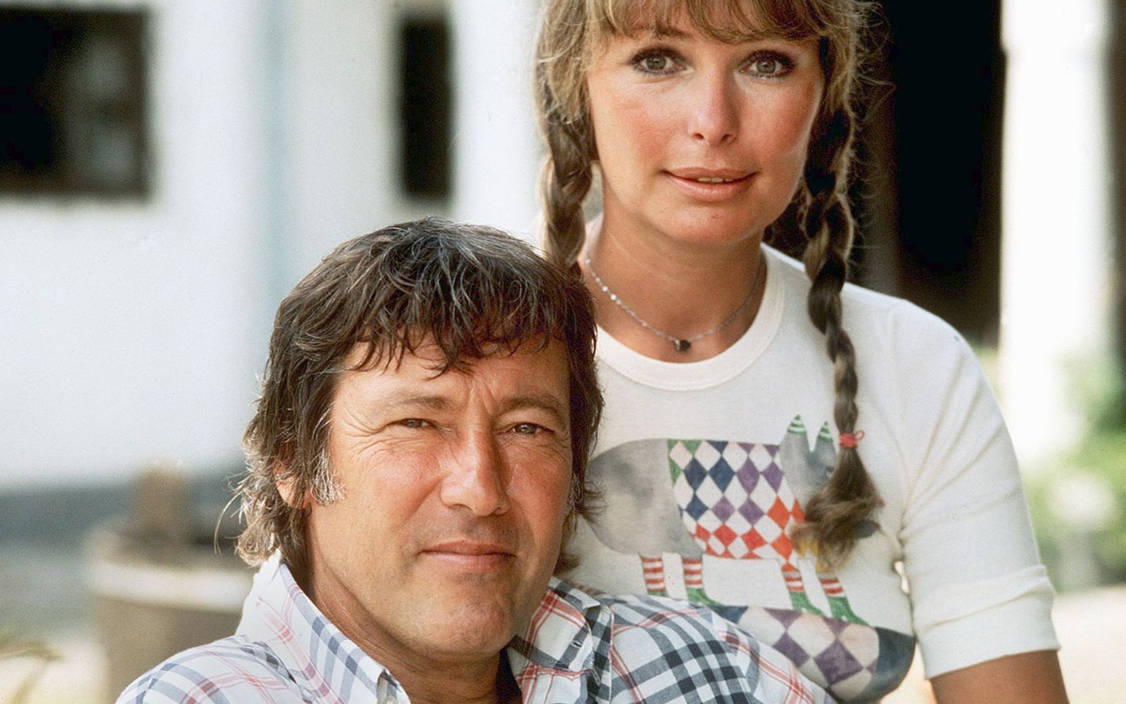 Dietmar Schönherr und seine Ehefrau Vivi Bach: Das Foto wurde aufgenommen 1975 vor ihrem Haus in der Nähe von Salzburg. (Bild: ARD / WDR)