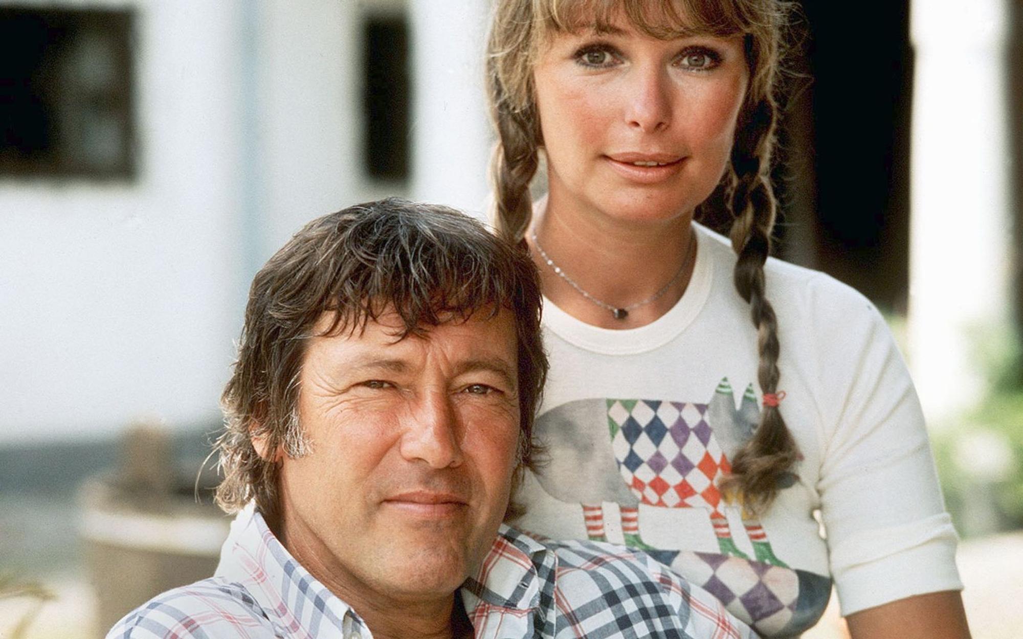 Dietmar Schönherr und seine Ehefrau Vivi Bach: Das Foto wurde aufgenommen 1975 vor ihrem Haus in der Nähe von Salzburg. (Bild: ARD / WDR)