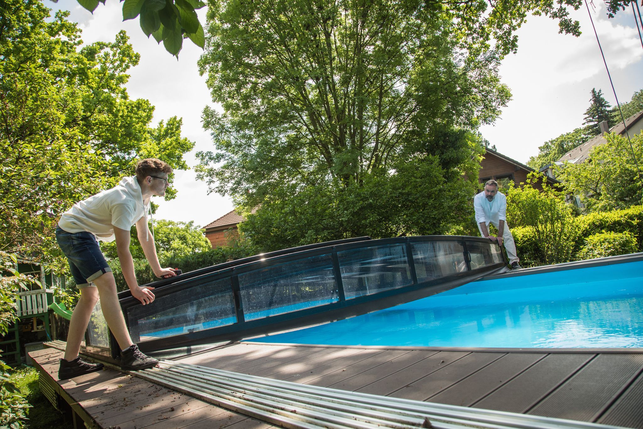 Abdeckung wird über einen Pool geschoben