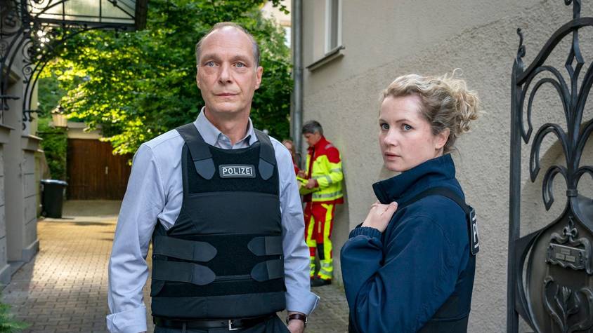 Martin Brambach und Cornelia Gröschel, hier im „Tatort: Siebenschläfer“, sind von den Sparplänen des MDR direkt betroffen. (Bild: MDR/MadeFor Film/Steffen Junghans,)