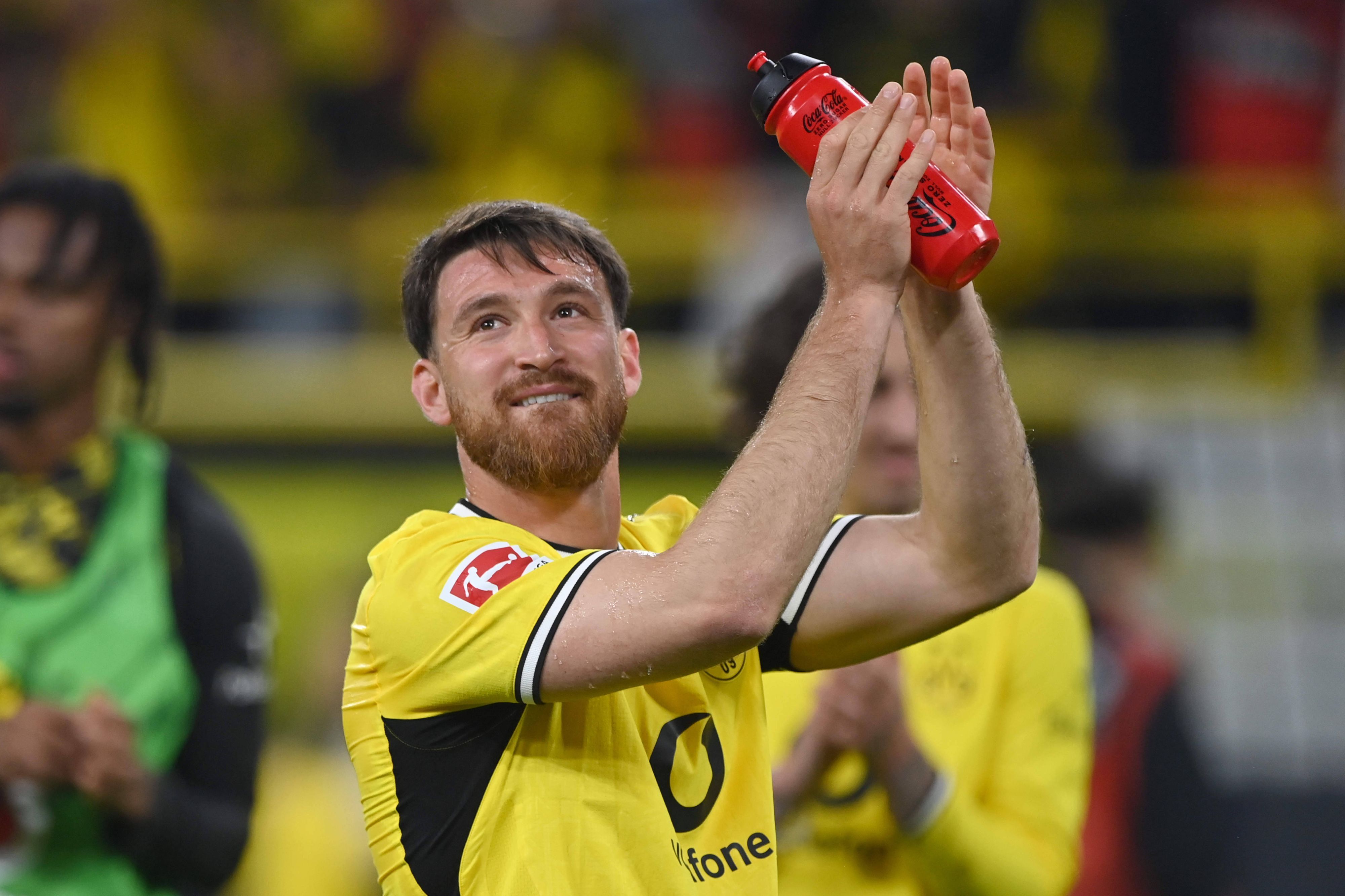 Schlussjubel, jubelnd, Jubel, Begeisterung, Freude, Emotion Borussia Dortmund die Ultras, Fans, Fanblock, verabschieden Salih OEZCAN Özcan, DO Fussball 1. Bundesliga, 33.Spieltag, matchday33, Spieltag33, Borussia Dortmund DO - Eintracht Frankfurt F 3-2 am 08.04.2026 in Dortmund/ Deutschland. DFL regulations prohibit any use of photographs as image sequences and/or quasi-video Â *** Final cheer, cheering, jubilation, enthusiasm, joy, emotion Borussia Dortmund the Ultras, fans, fan block, farewell Salih OEZCAN Özcan, DO Football 1 Bundesliga, 33 matchday, matchday33, matchday33, Borussia Dortmund DO Eintracht Frankfurt F 3 2 on 08 04 2026 in Dortmund Germany DFL regulations prohibit any use of photographs as image sequences and or quasi video Â