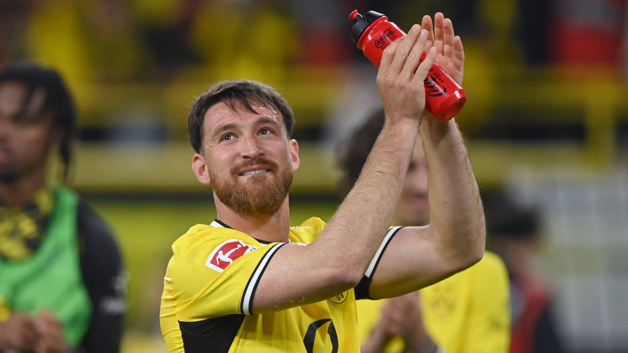 Schlussjubel, jubelnd, Jubel, Begeisterung, Freude, Emotion Borussia Dortmund die Ultras, Fans, Fanblock, verabschieden Salih OEZCAN Özcan, DO Fussball 1. Bundesliga, 33.Spieltag, matchday33, Spieltag33, Borussia Dortmund DO - Eintracht Frankfurt F 3-2 am 08.04.2026 in Dortmund/ Deutschland. DFL regulations prohibit any use of photographs as image sequences and/or quasi-video  *** Final cheer, cheering, jubilation, enthusiasm, joy, emotion Borussia Dortmund the Ultras, fans, fan block, farewell Salih OEZCAN Özcan, DO Football 1 Bundesliga, 33 matchday, matchday33, matchday33, Borussia Dortmund DO Eintracht Frankfurt F 3 2 on 08 04 2026 in Dortmund Germany DFL regulations prohibit any use of photographs as image sequences and or quasi video Â