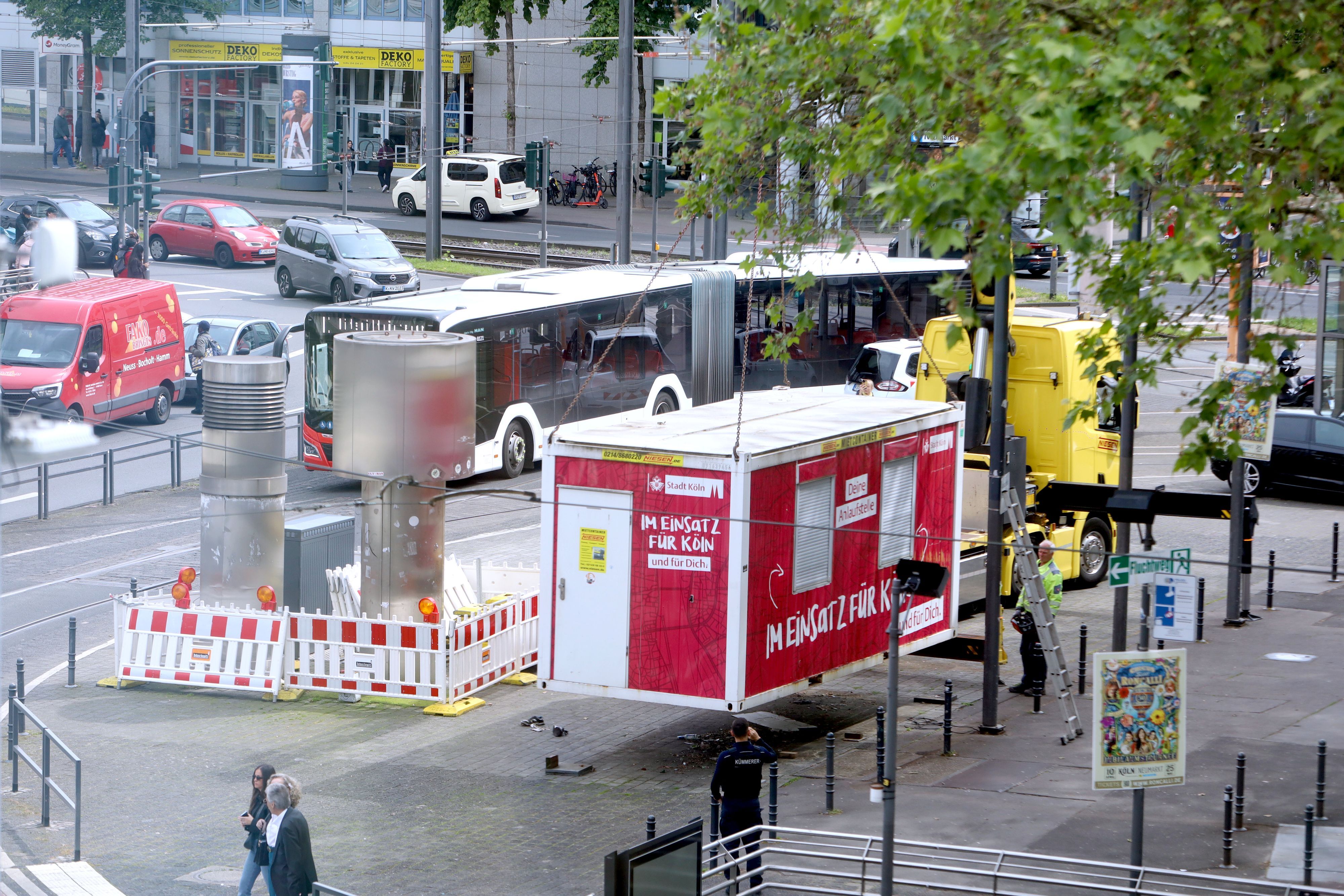 Der alte Container auf dem Neumarkt wird auf einen Lkw verladen.