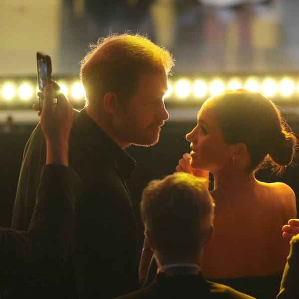 Prinz Harry (42) und Herzogin Meghan (45) reden miteinander.