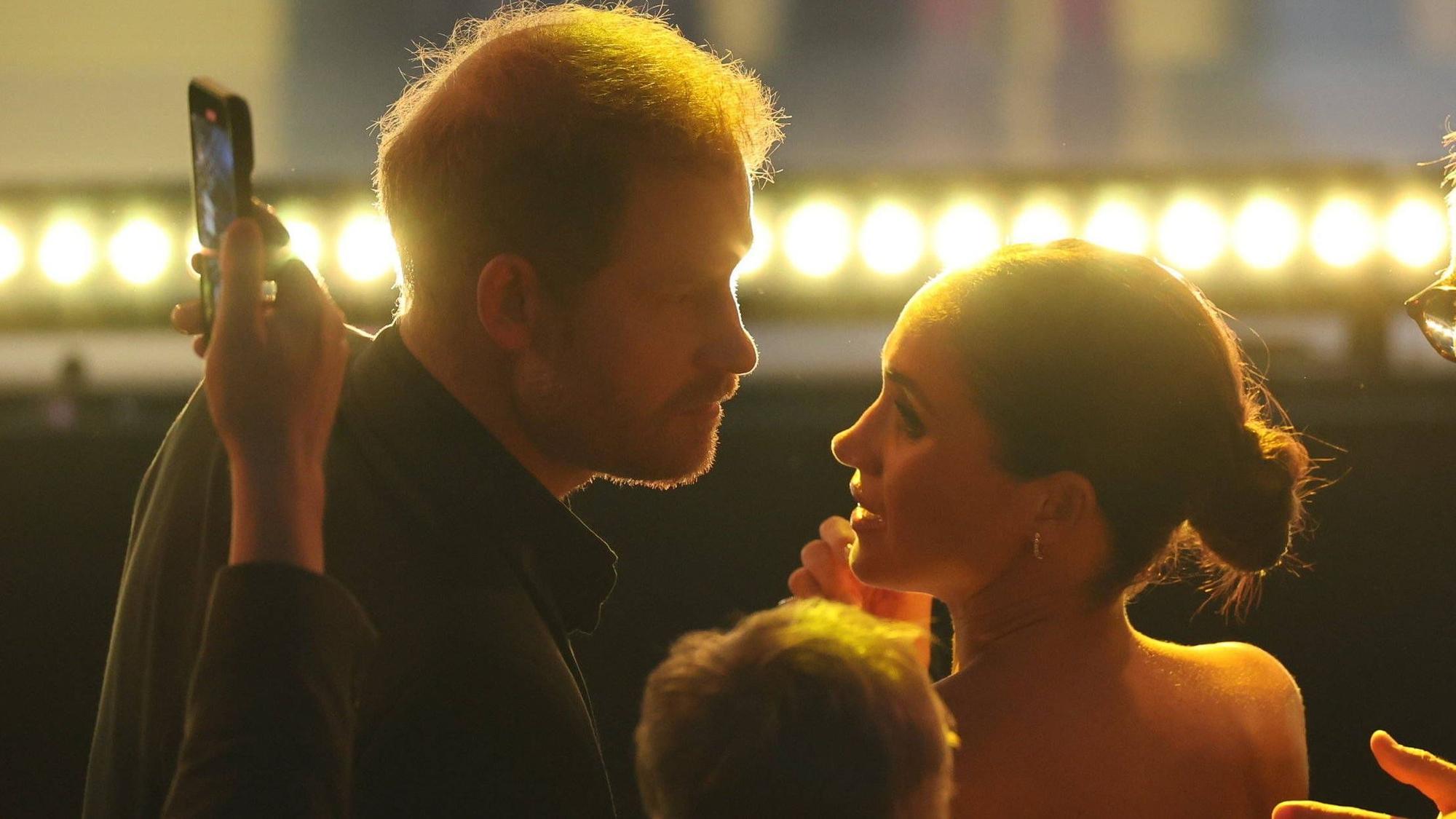 Prinz Harry (42) und Herzogin Meghan (45) reden miteinander.