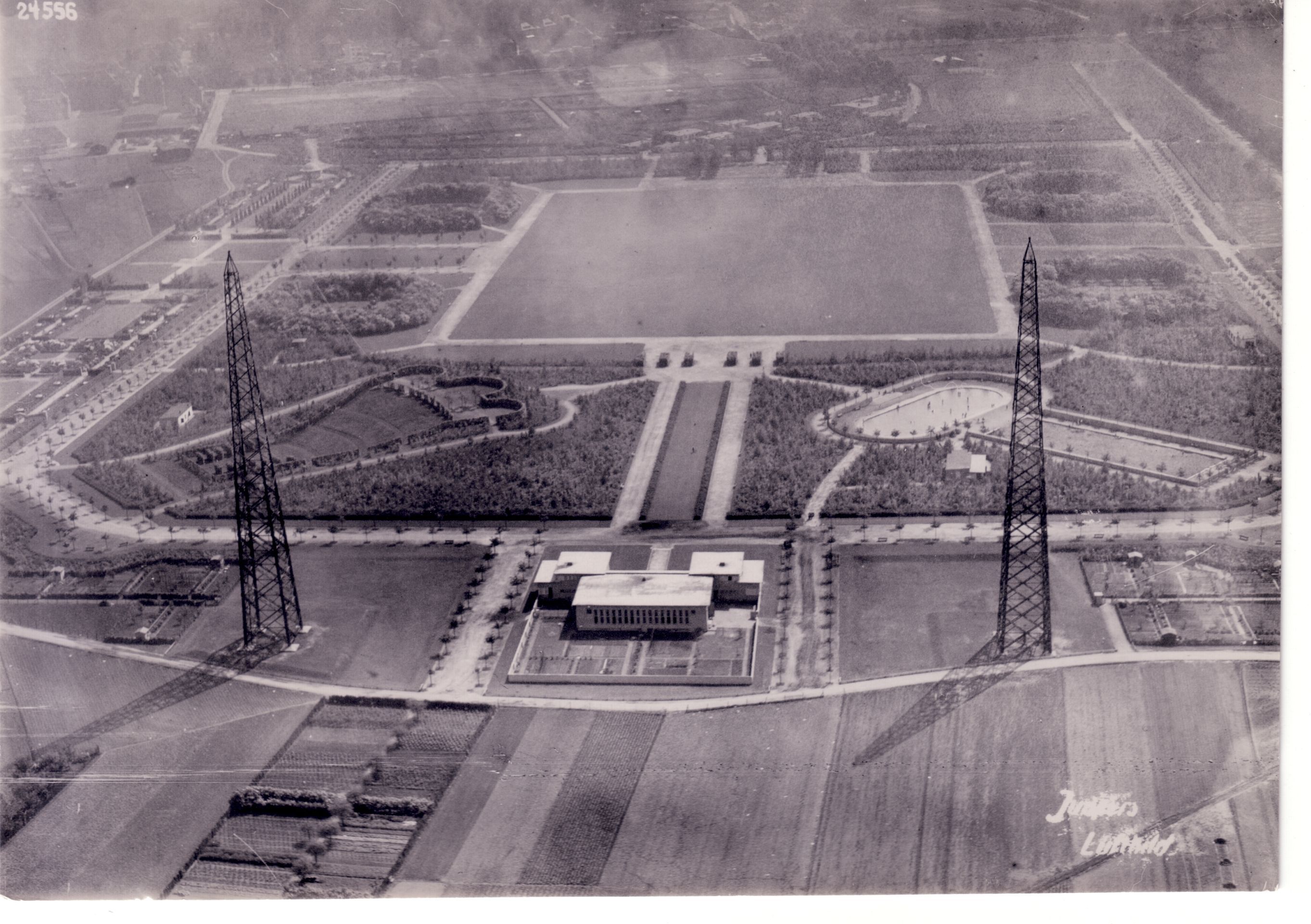 Luftbild von 1928 mit dem Raderthaler Volkspark und dem Sendegebäude der „Westdeutschen Rundfunk AG“.