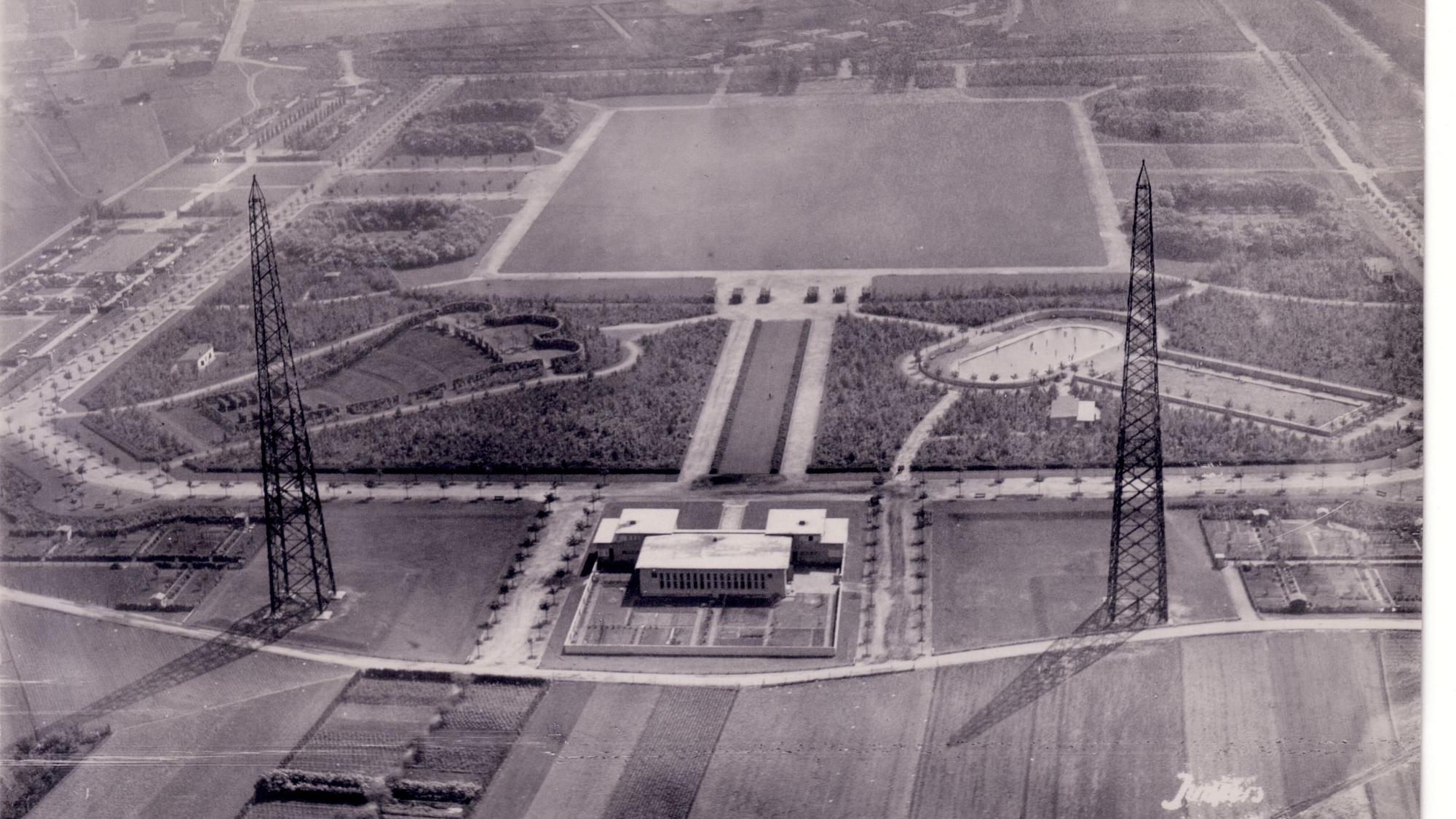Luftbild von 1928 mit dem Raderthaler Volkspark und dem Sendegebäude der „Westdeutschen Rundfunk AG“.