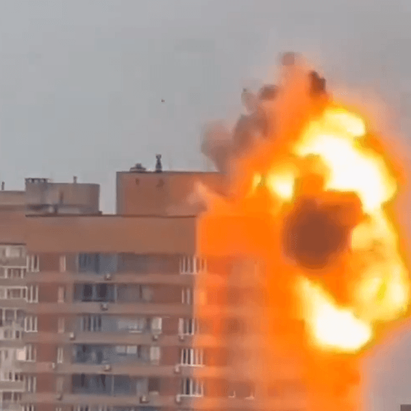 Ein Screenshot aus einem Video zeigt eine Explosion nach einem Drohnenangriff im Stadtgebiet von Moskau.