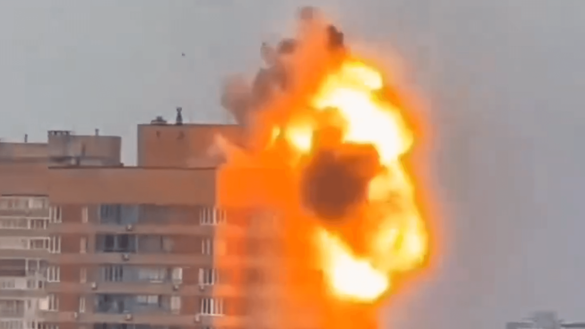 Ein Screenshot aus einem Video zeigt eine Explosion nach einem Drohnenangriff im Stadtgebiet von Moskau.
