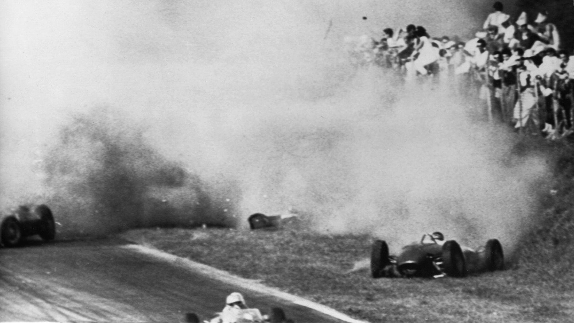 Dichter Qualm liegt nach der Kollisions-Tragödie vom 10.09.1961 über der Unglückstätte von Monza. Links der Ferrari des deutschen Formel-1-Fahrers Wolfgang Graf Berghe von Trips, der kurz nach dem Start zum Großen Preis von Italien bei der Doppelkollision erst mit dem Engländer Jim Clark und dann mit dessen Landsmann Ashmore den Tod findet. Rechts der Wagen Clarks, durch den 15 Zuschauer in den Tod gerissen werden.