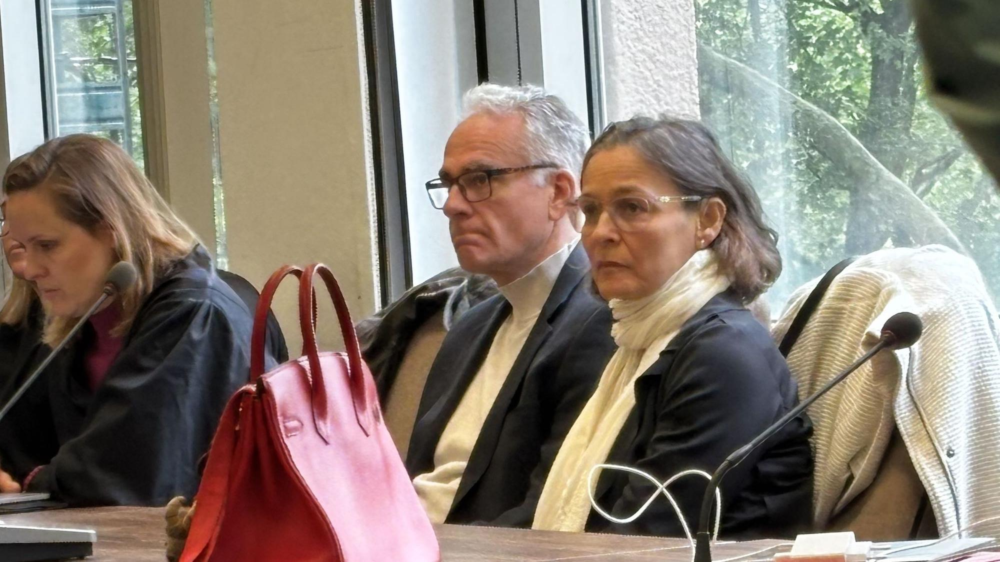 Auf dem Bild sind die Eltern von Luis Paulo zu sehen, die den Proze? verfolgen.