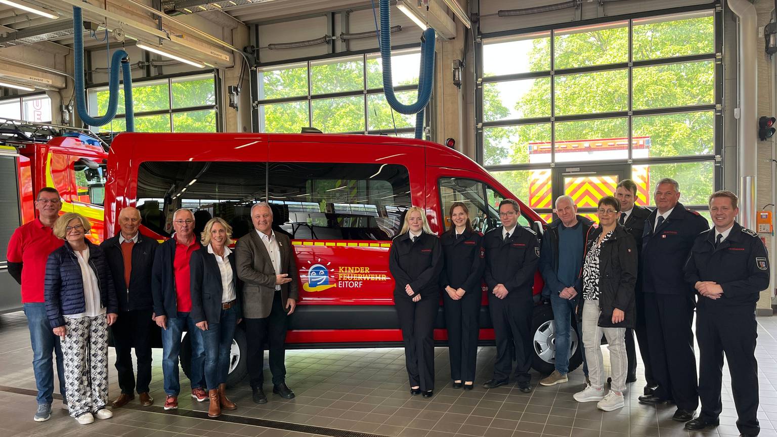 Die Kinderfeuerwehr der Freiwilligen Feuerwehr hat jetzt ein eigenes Mannschaftstransportfahrzeug, finanziert von Land, Eitorf-Stiftungen, Volksbank und Förderverein.