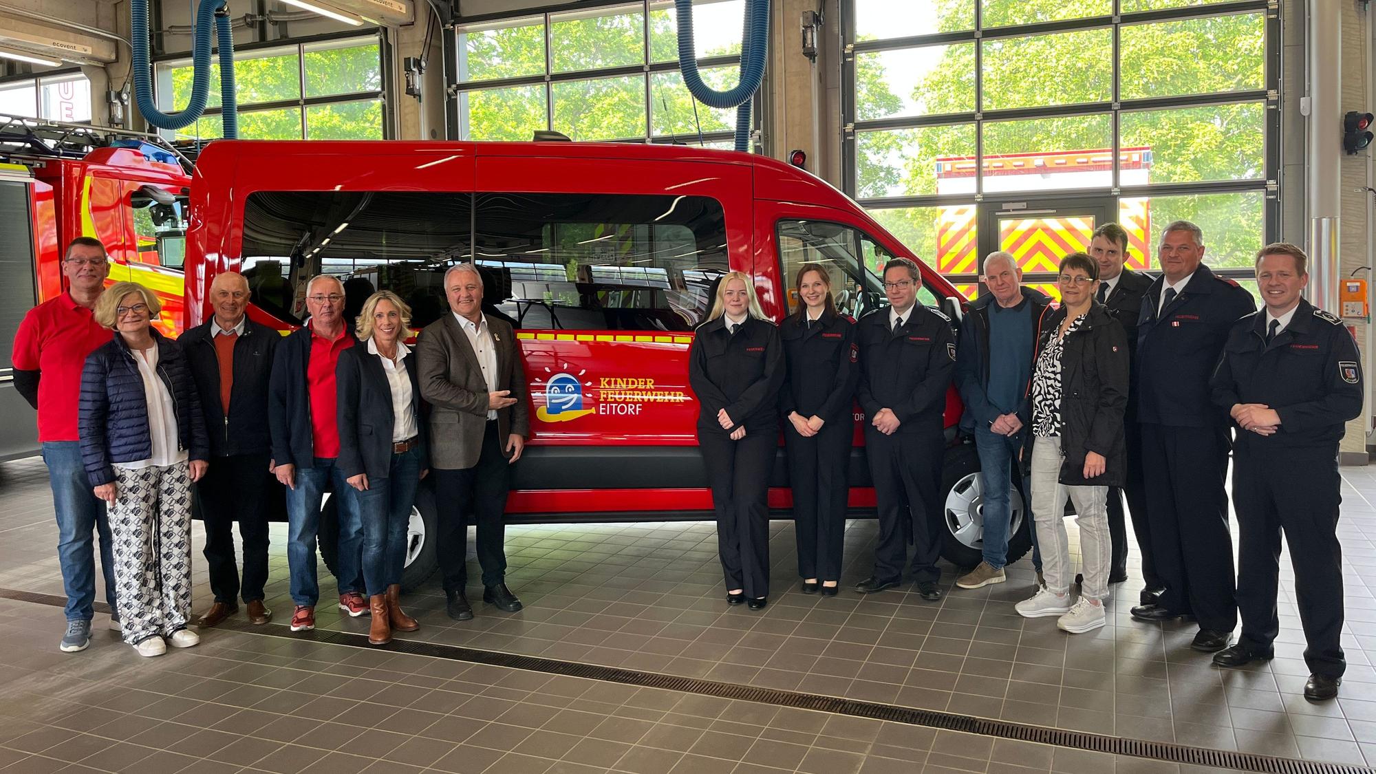 Die Kinderfeuerwehr der Freiwilligen Feuerwehr hat jetzt ein eigenes Mannschaftstransportfahrzeug, finanziert von Land, Eitorf-Stiftungen, Volksbank und Förderverein.