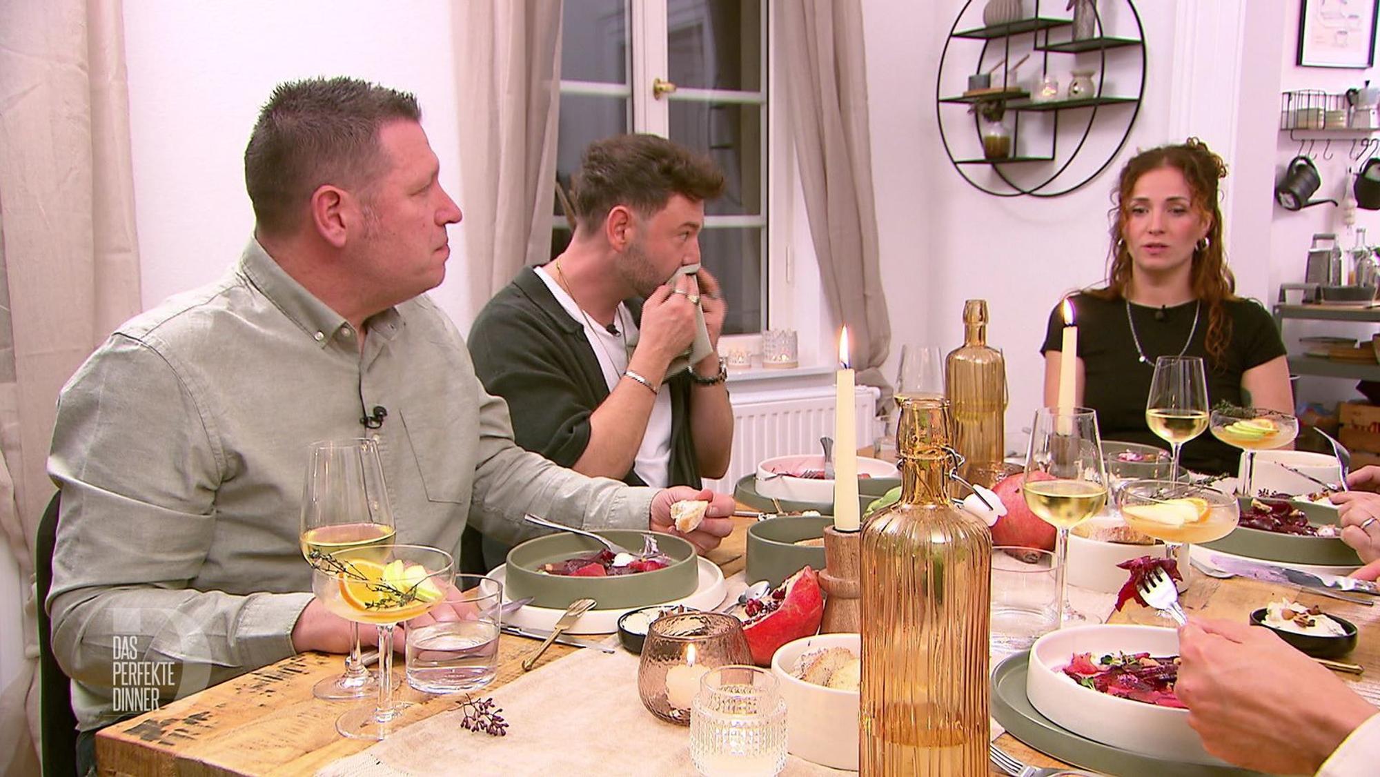 Beim Rote-Bete-Carpaccio fehlt Schorsch (links) und Mathias (Mitte) irgendwie der Pepp.
(Bild: RTL)