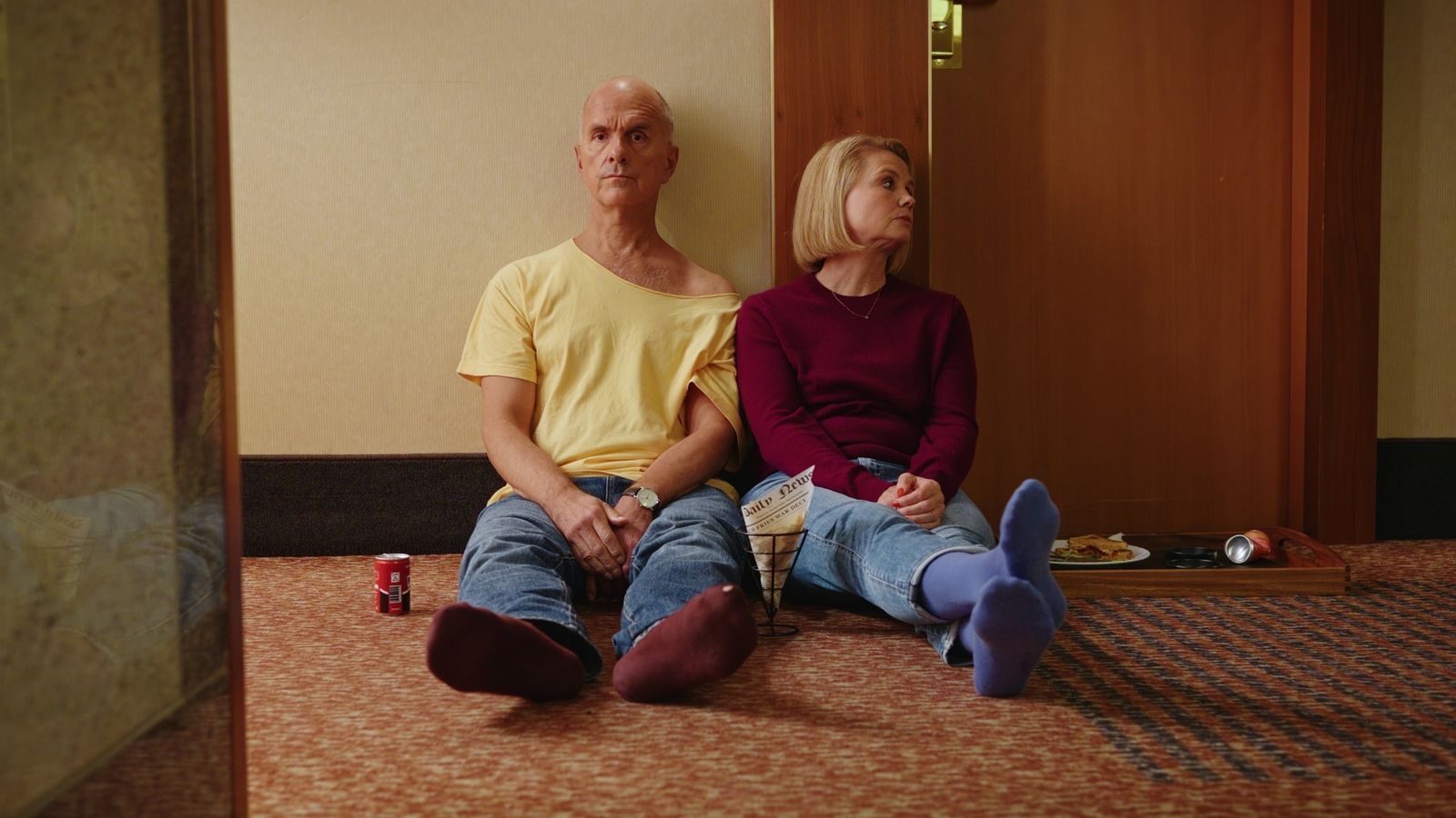 Pause auf dem Hotelteppich: Erik (Christoph Maria Herbst) und seine Ex-Frau Anne (Annette Frier) sorgen auf einer Preisverleihung für Chaos.
 (Bild: ZDF/Brendan Uffelmann)