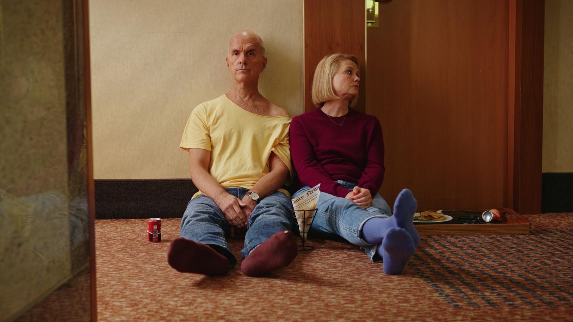 Pause auf dem Hotelteppich: Erik (Christoph Maria Herbst) und seine Ex-Frau Anne (Annette Frier) sorgen auf einer Preisverleihung für Chaos.
(Bild: ZDF/Brendan Uffelmann)