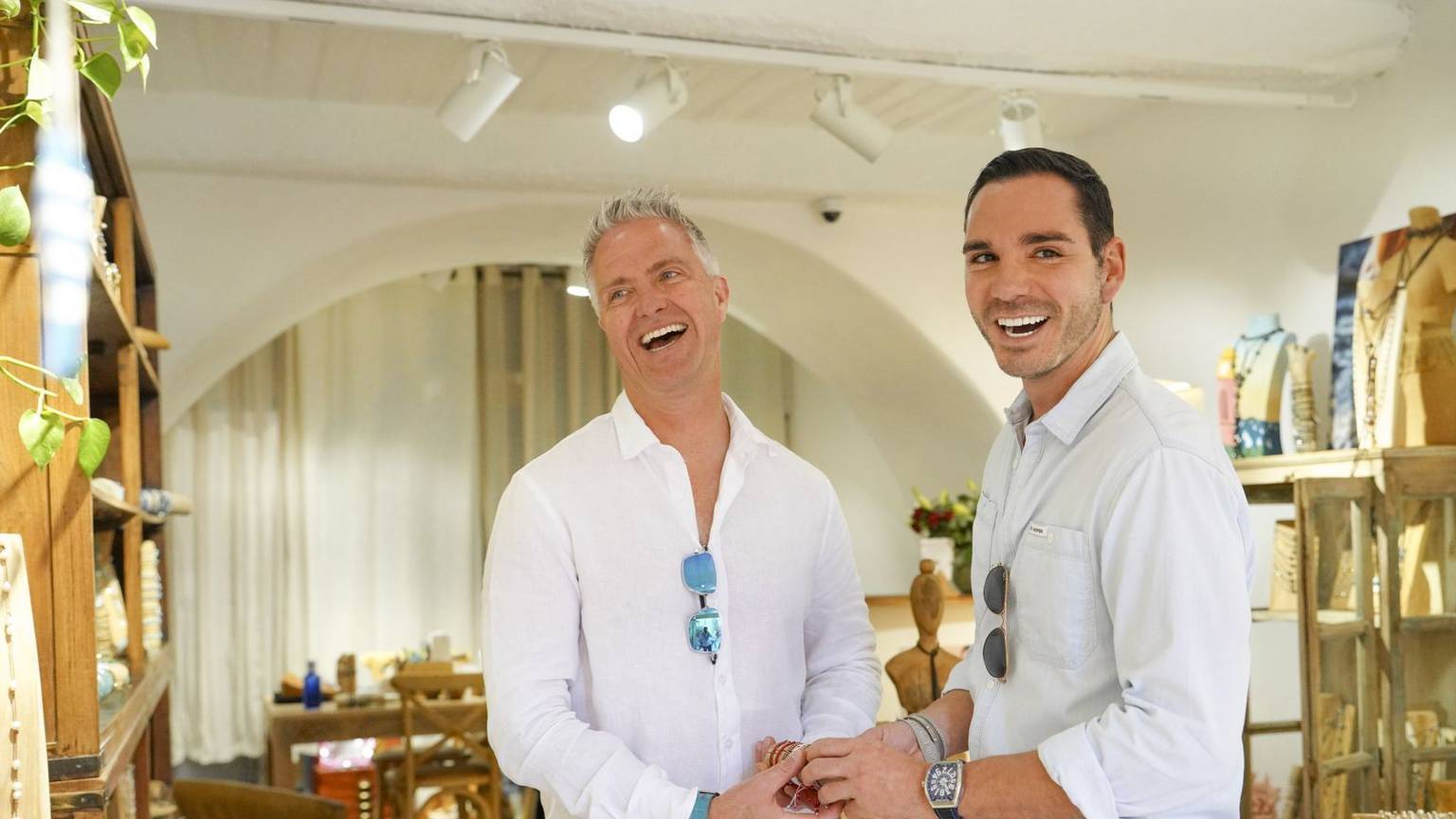Ralf Schumacher (links) und Étienne Bousquet-Cassagne geben in der Sky-Original-Doku „Ralf & Étienne: Wir sagen Ja“ einen Einblick in ihr Privatleben und die Hochzeitsplanungen. (Bild: Produktion Sky/Tresor TV)
