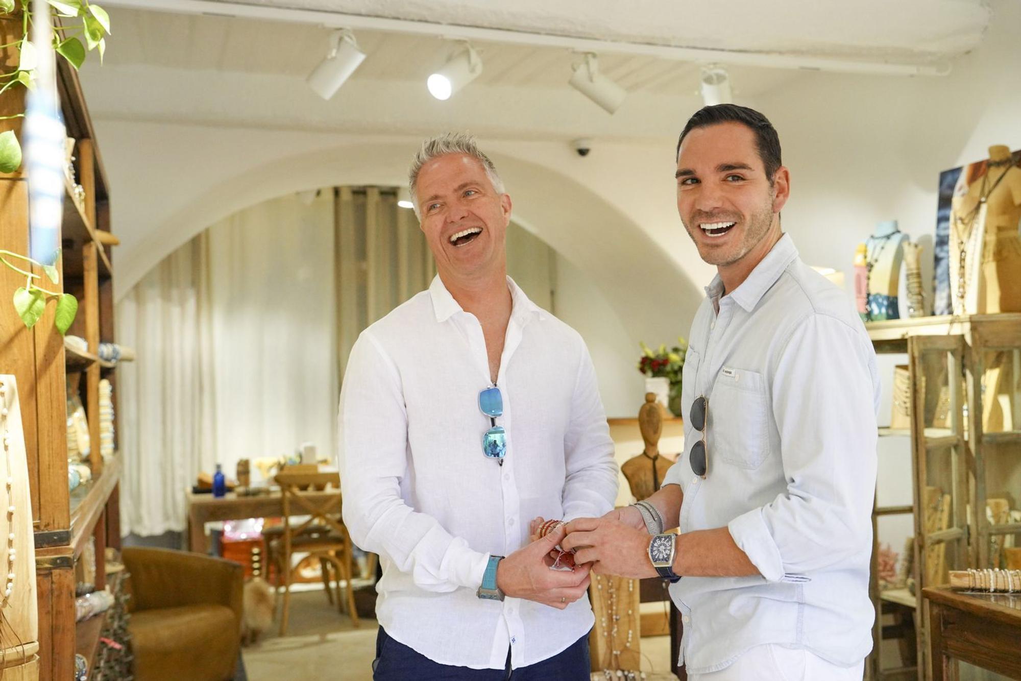 Ralf Schumacher (links) und Étienne Bousquet-Cassagne geben in der Sky-Original-Doku „Ralf & Étienne: Wir sagen Ja“ einen Einblick in ihr Privatleben und die Hochzeitsplanungen. (Bild: Produktion Sky/Tresor TV)