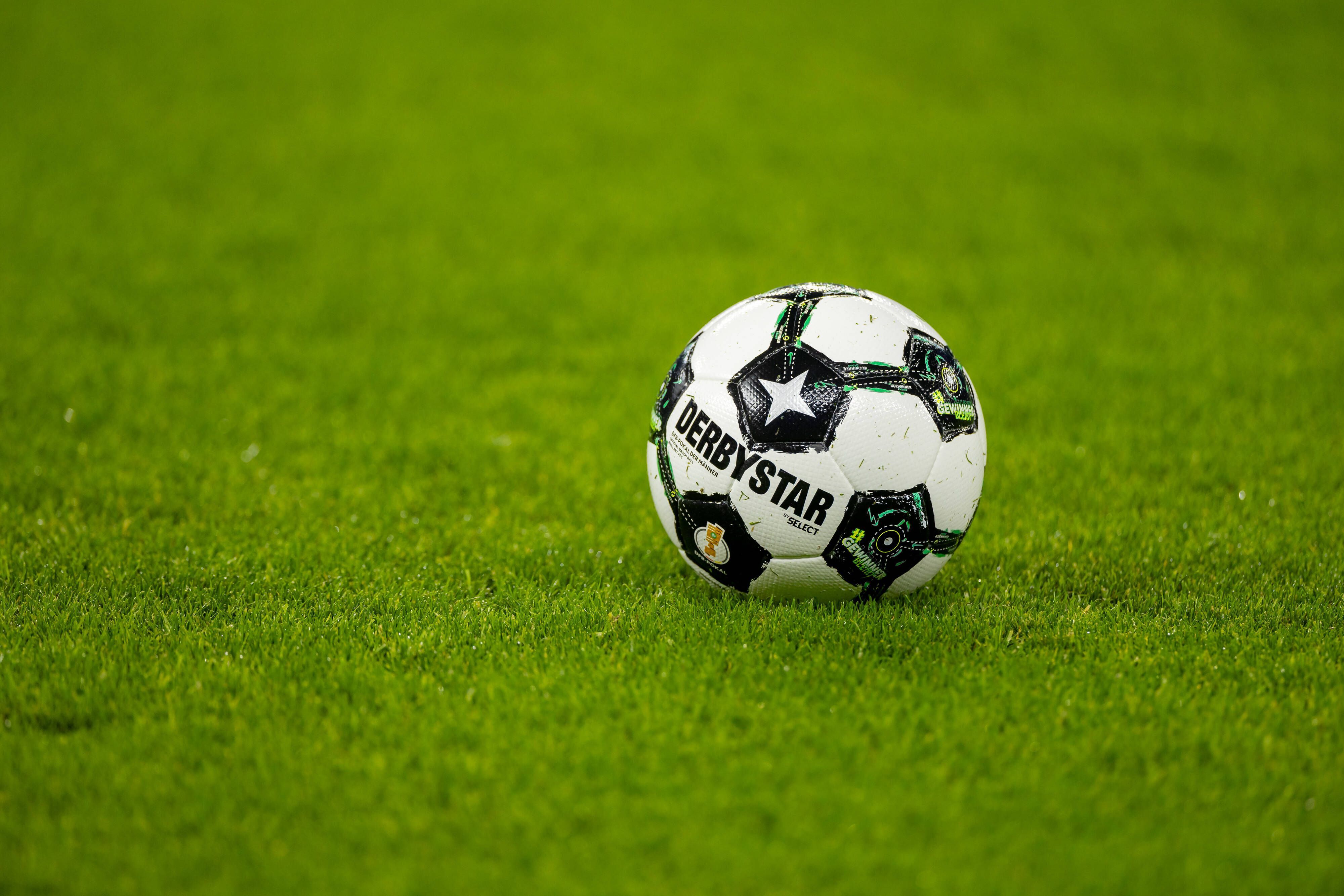 Ein Fußball liegt auf dem Rasen