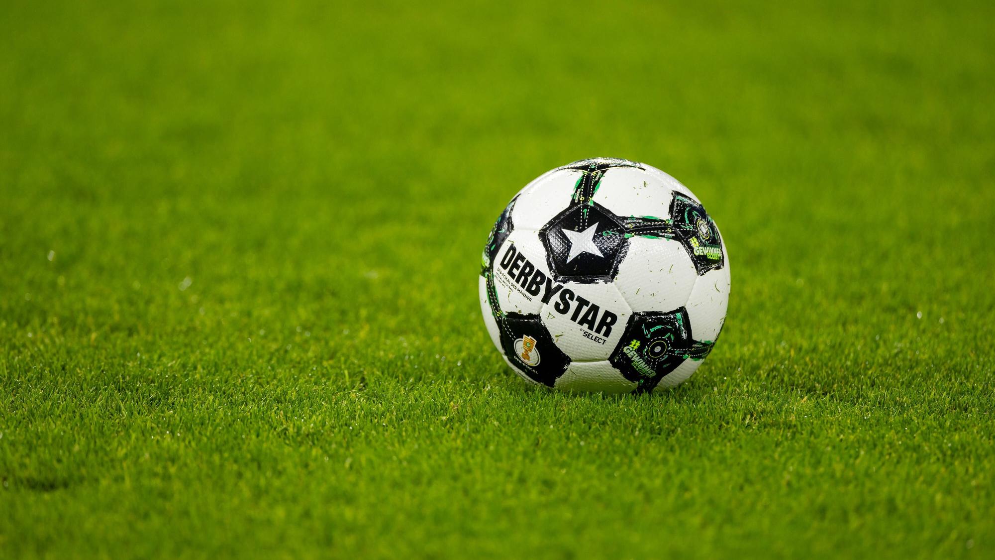 Ein Fußball liegt auf dem Rasen