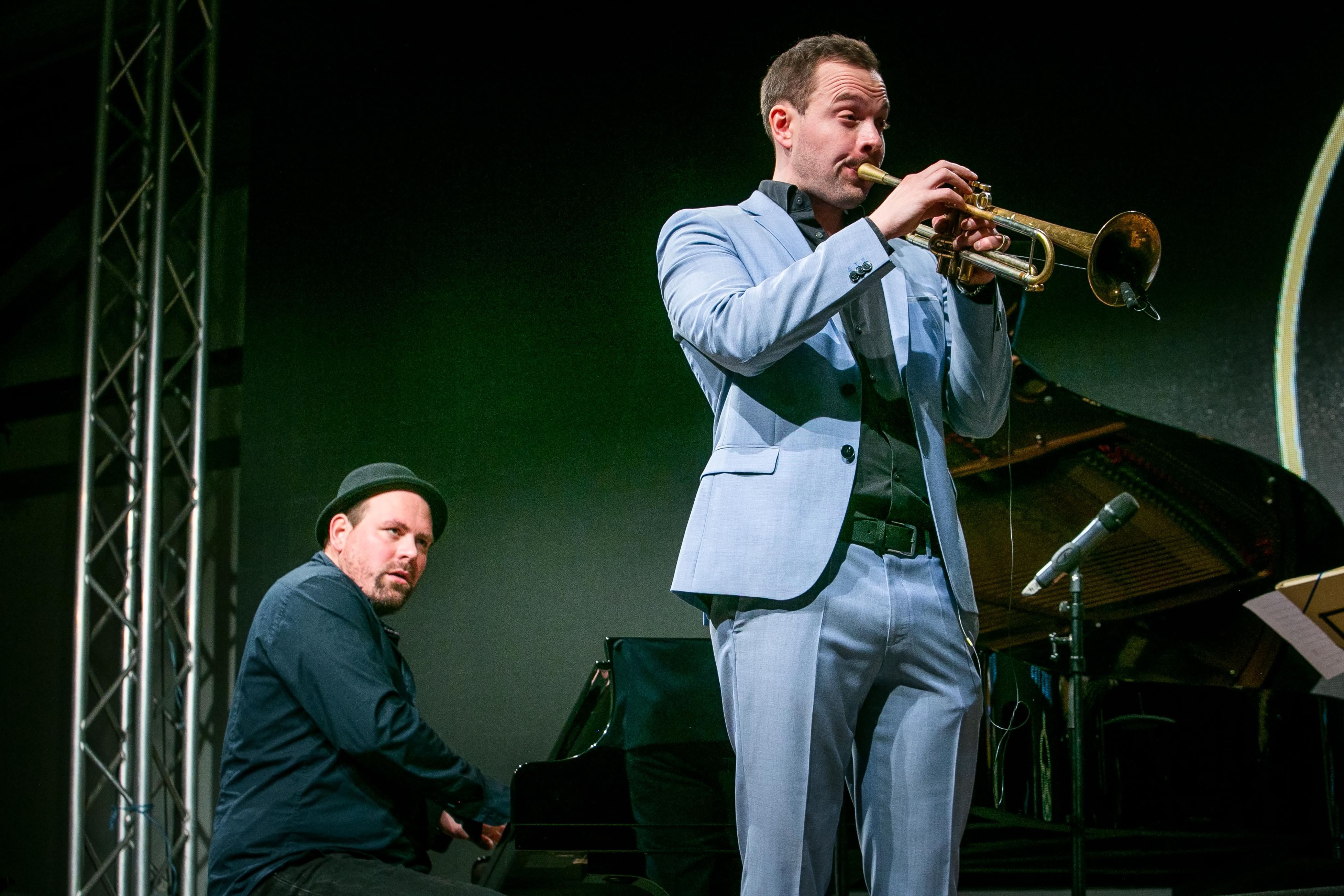 Das Foto zeigt die Brüder Roman und Julian Wasserfuhr bei einem Konzert.