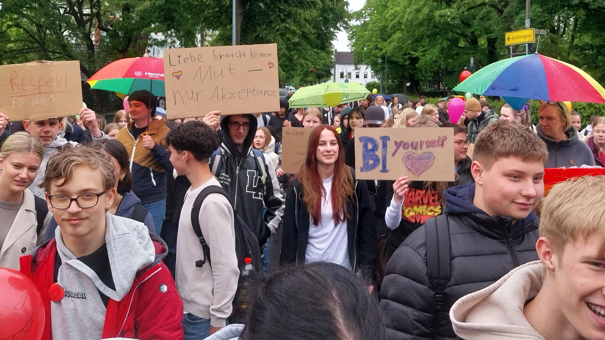 Schülerinnen und Schüler in einem Demonstrationszug.
