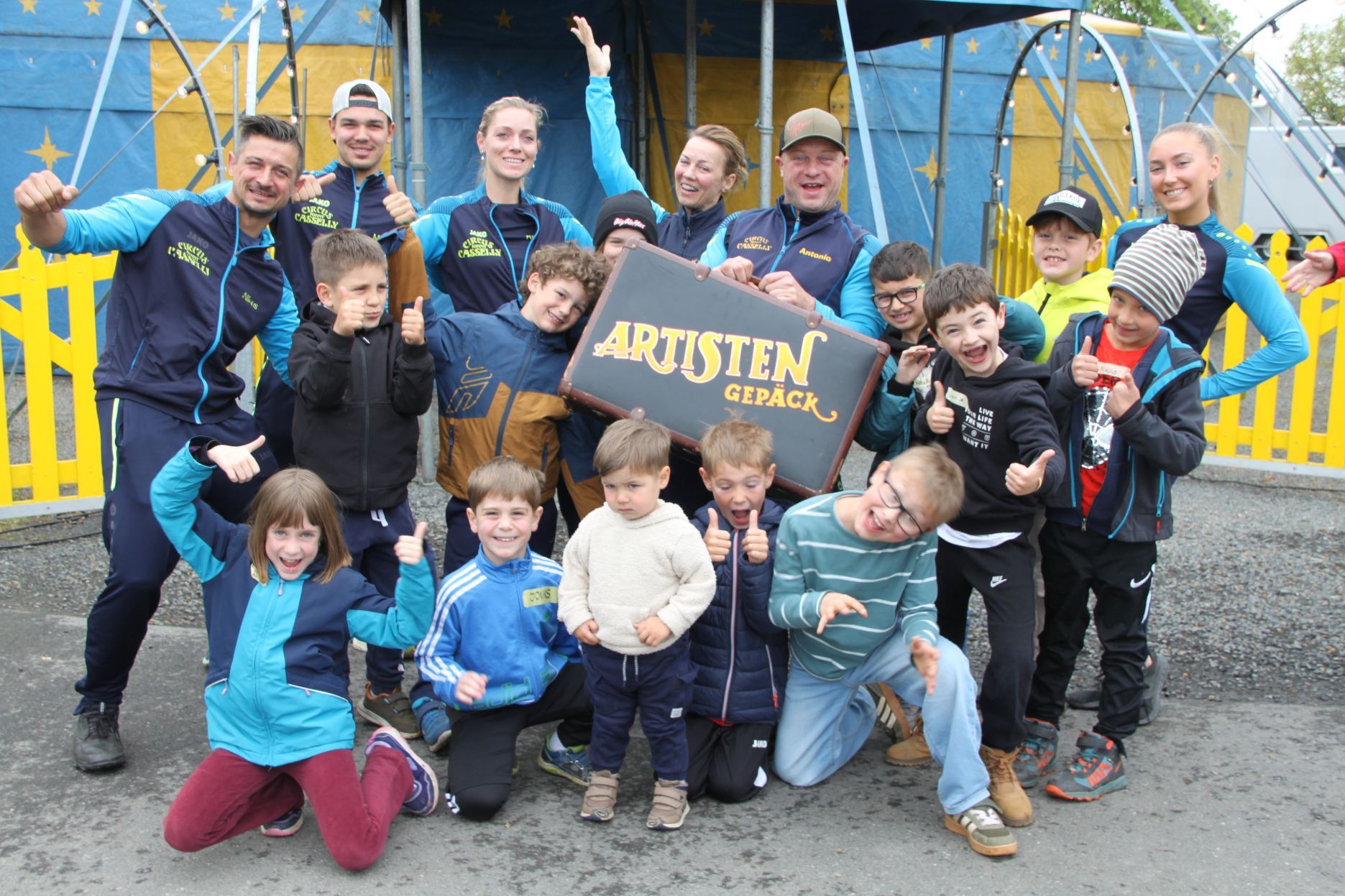 Kinder der Grundschule Dahlem stehen vor einem Zirkuszelt.