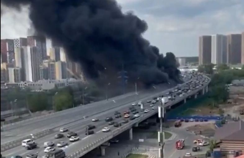 Ein Screenshot, aus einem Video, das in russischen Telegram-Kanälen kursiert, zeigt eine Rauchsäule im Moskauer Stadtgebiet.