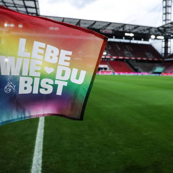 Eine Eckfahne in Regenbogenfarben mit der Aufschrift „Lebe wie du bist“ und dem Logo des 1. FC Köln steht im Rheinenergie-Stadion. (Archivbild)