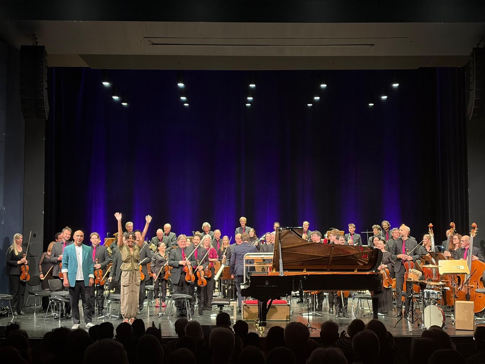 Im Erholungshaus spielen Marialy Pacheco und das WDR Funkhausorchester ein Konzert voller Energie, dass immer wieder überrascht.