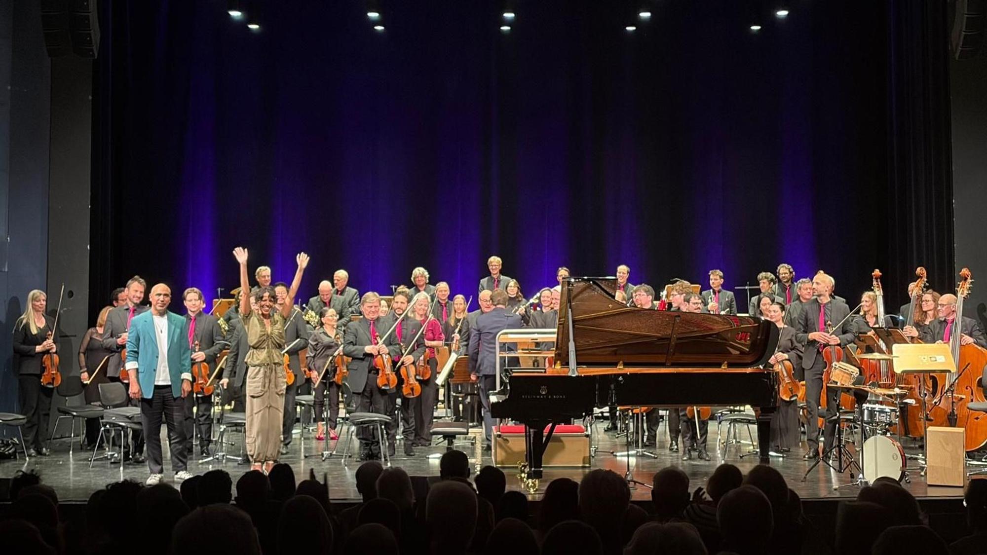 Im Erholungshaus spielen Marialy Pacheco und das WDR Funkhausorchester ein Konzert voller Energie, dass immer wieder überrascht.