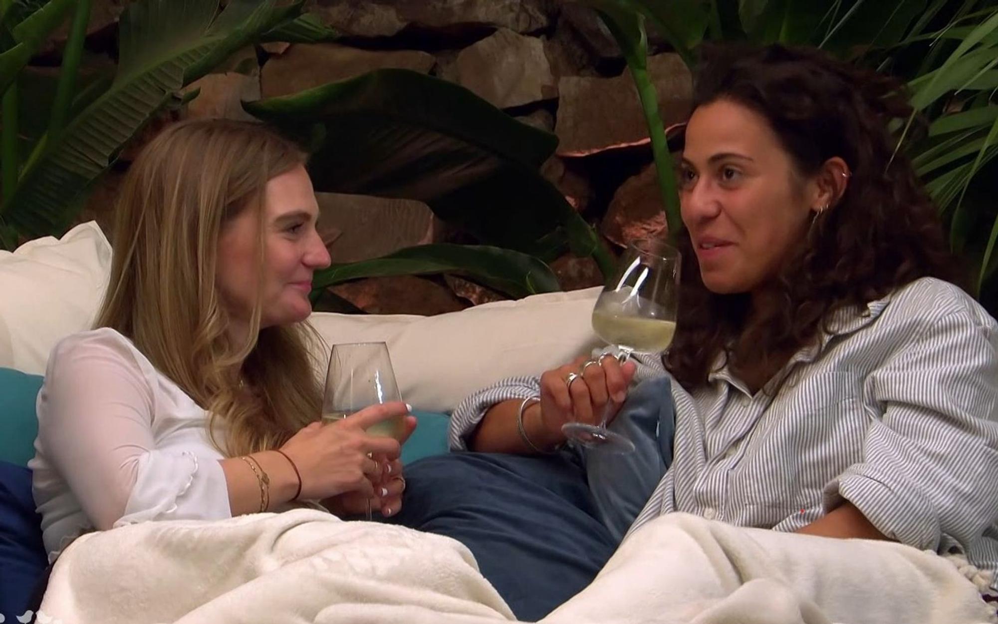 Eigentlich waren Sarah (links) und Melis im „First Dates Hotel“ gar nicht füreinander bestimmt. Doch die Vibes zwischen den beiden Single-Frauen passten sofort. (Bild: RTL)
