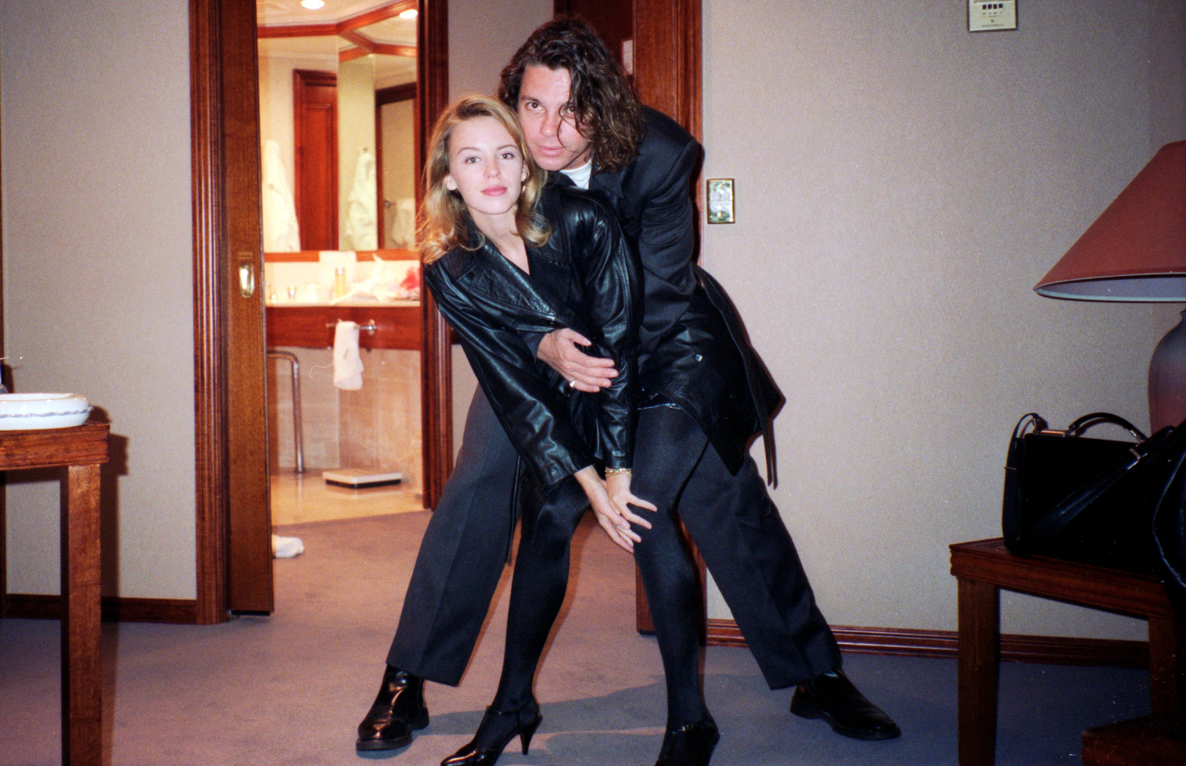 Kylie Minogue und Michael Hutchence posieren.
