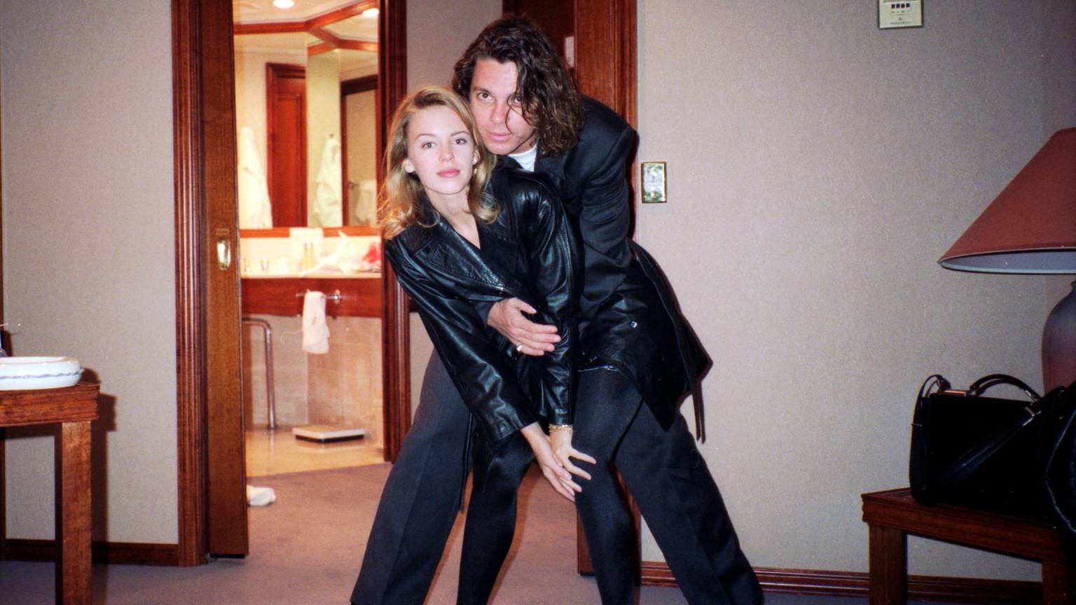 Kylie Minogue und Michael Hutchence posieren.